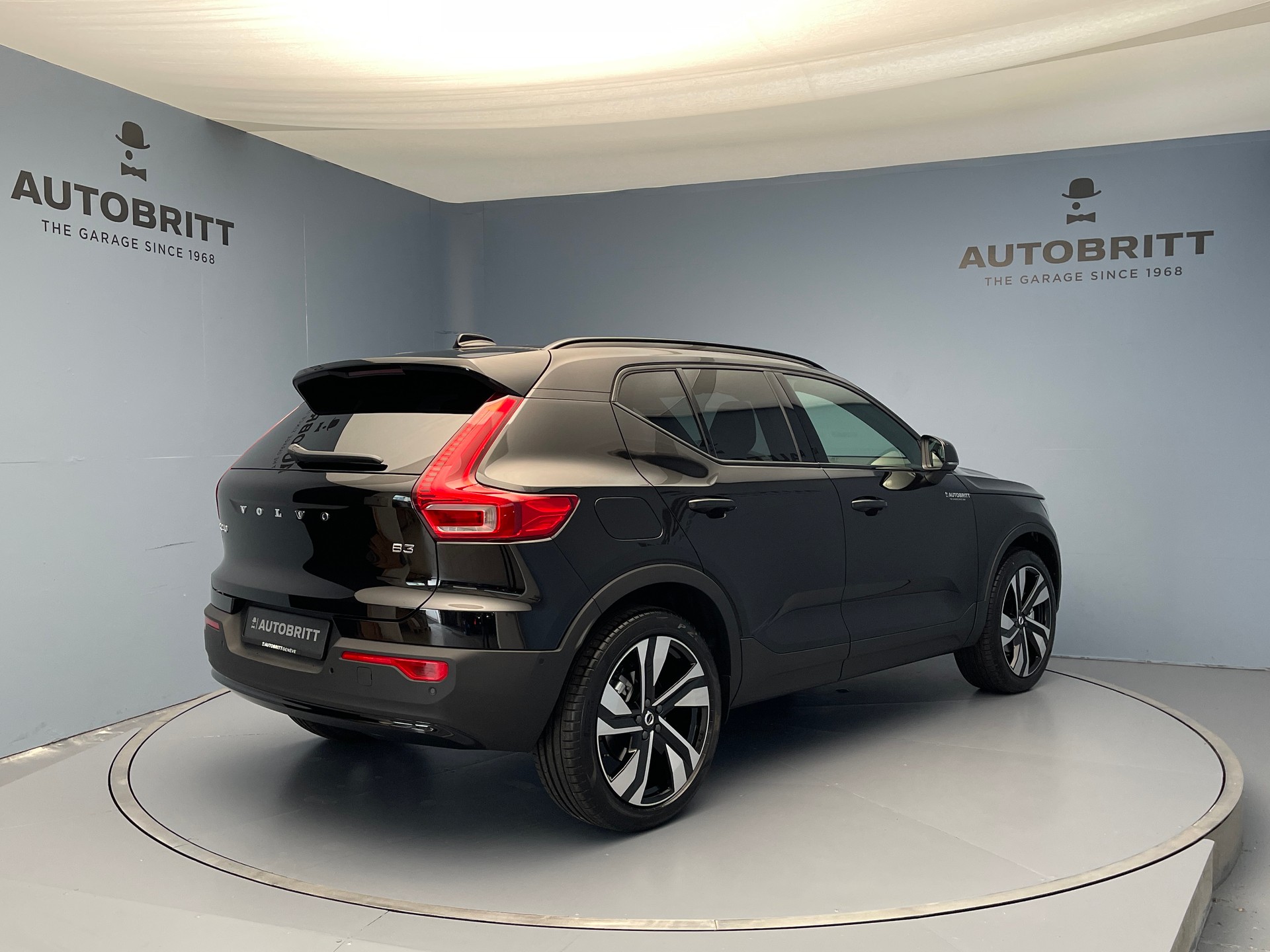 VOLVO XC40 2.0 B3 MH Plus Dark-image-3