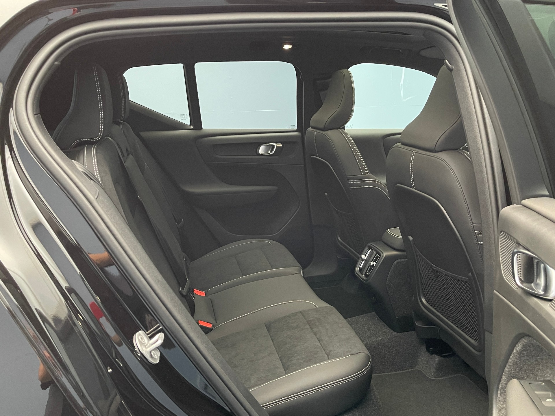 VOLVO XC40 2.0 B3 MH Plus Dark-image-7