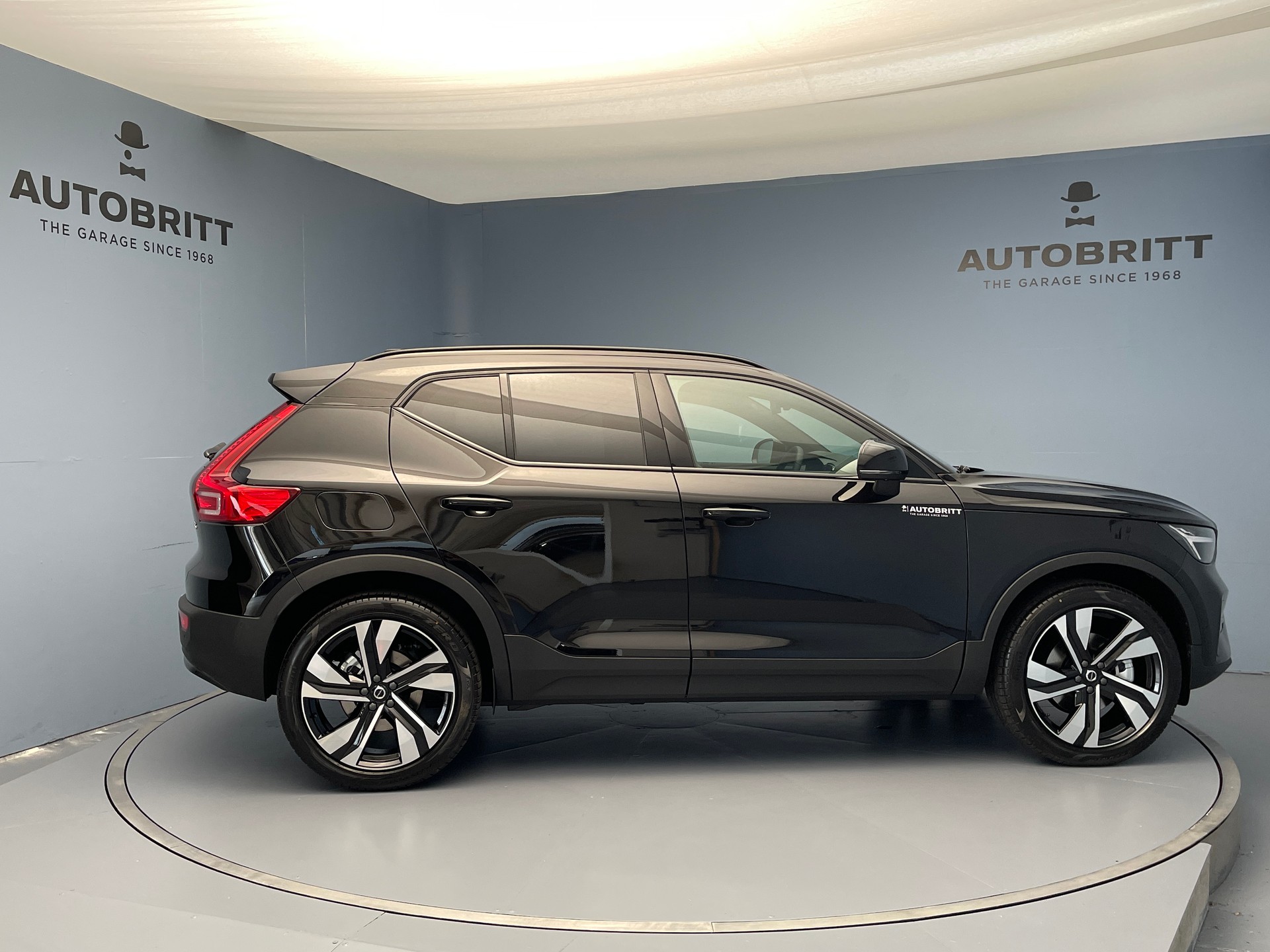 VOLVO XC40 2.0 B3 MH Plus Dark-image-1