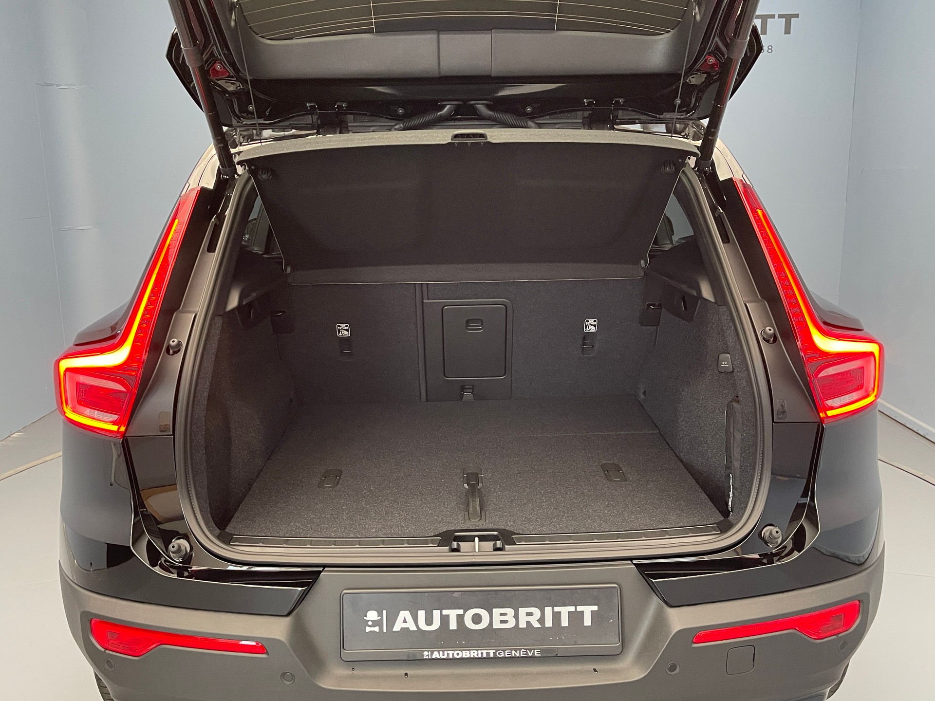 VOLVO XC40 2.0 B3 MH Plus Dark-image-6
