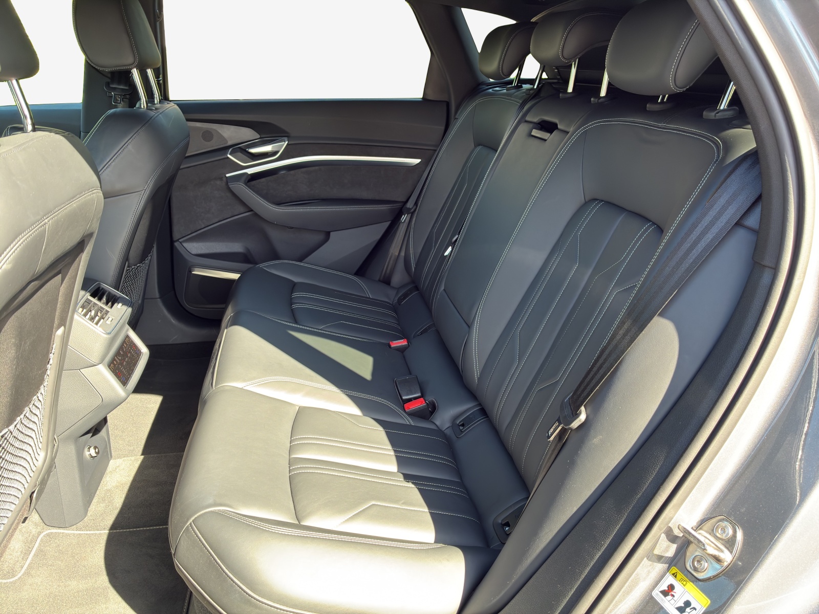 AUDI e-tron 55 Advanced quattro-image-11