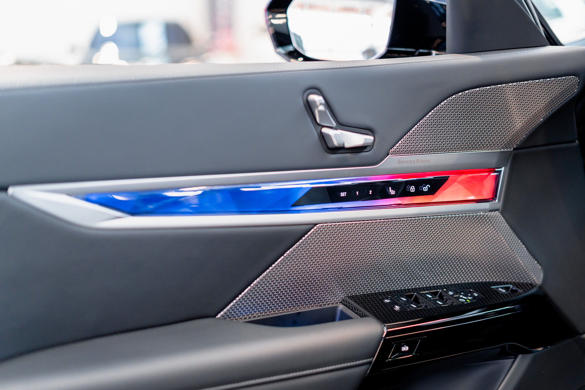 BMW 740d xDrive M Sport / Theatre Screen / Bowers&Wilkins / Iconic Glow-image-17