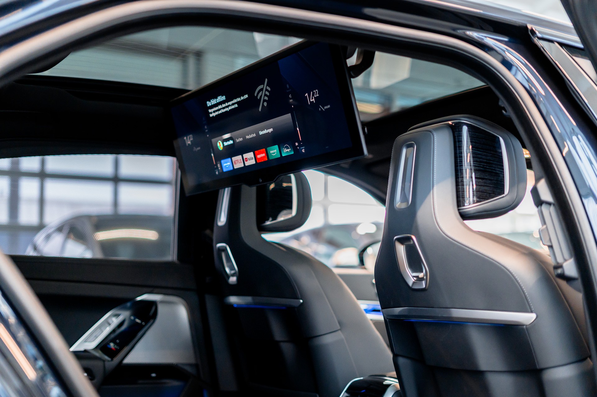 BMW 740d xDrive M Sport / Theatre Screen / Bowers&Wilkins / Iconic Glow-image-13