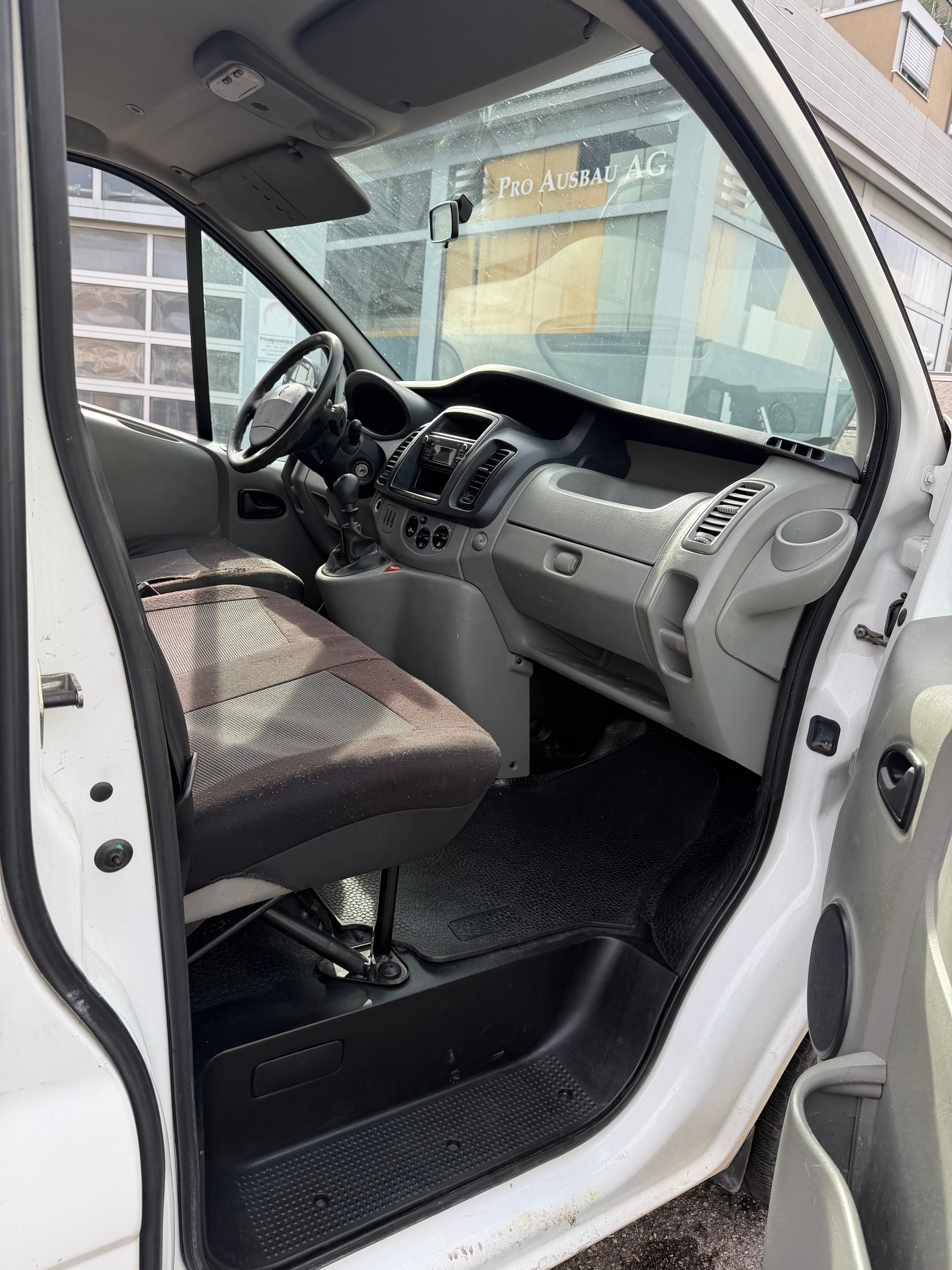 RENAULT Trafic 2.0 dCi 90 2.7t L1H1-image-8