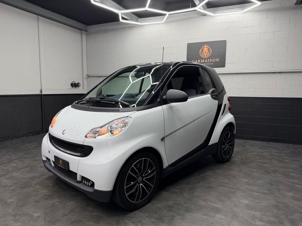 SMART fortwo black & white limited mhd softouch | Frisch ab MFK & Service-showroom-element-2