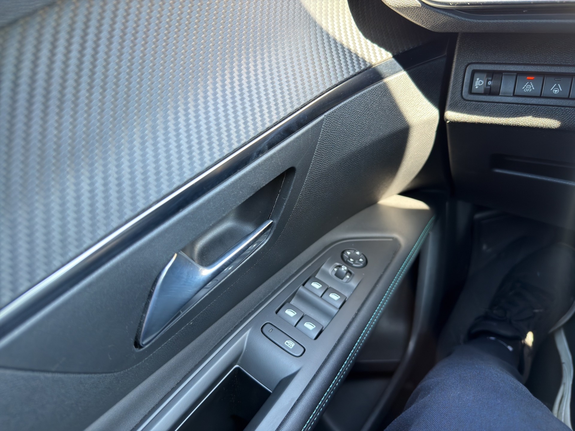 PEUGEOT 2008 1.2 Hybrid 145 Style-image-36