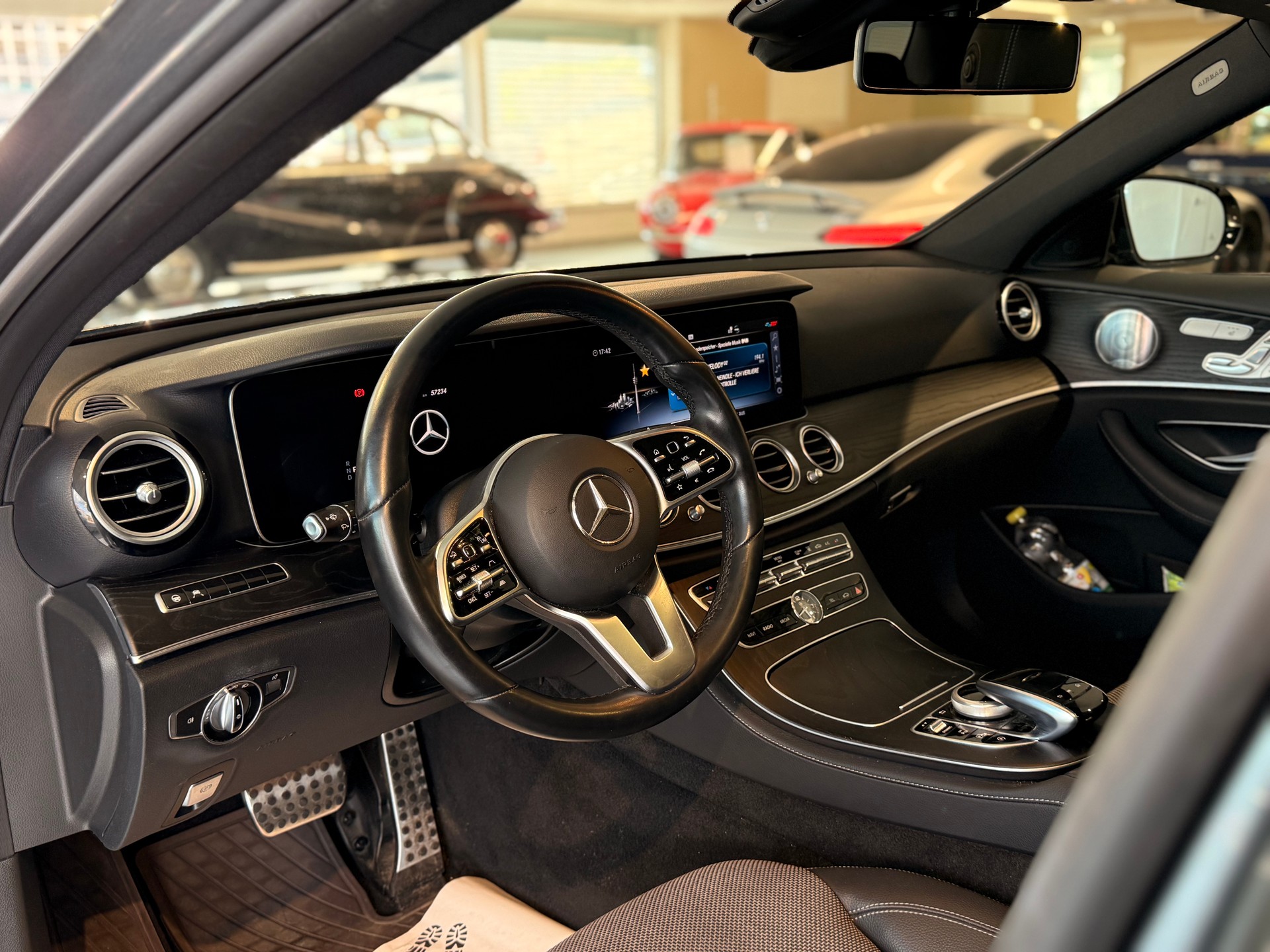 MERCEDES-BENZ E 220 d Avantgrde 4Matic 9G-Tronic-image-11