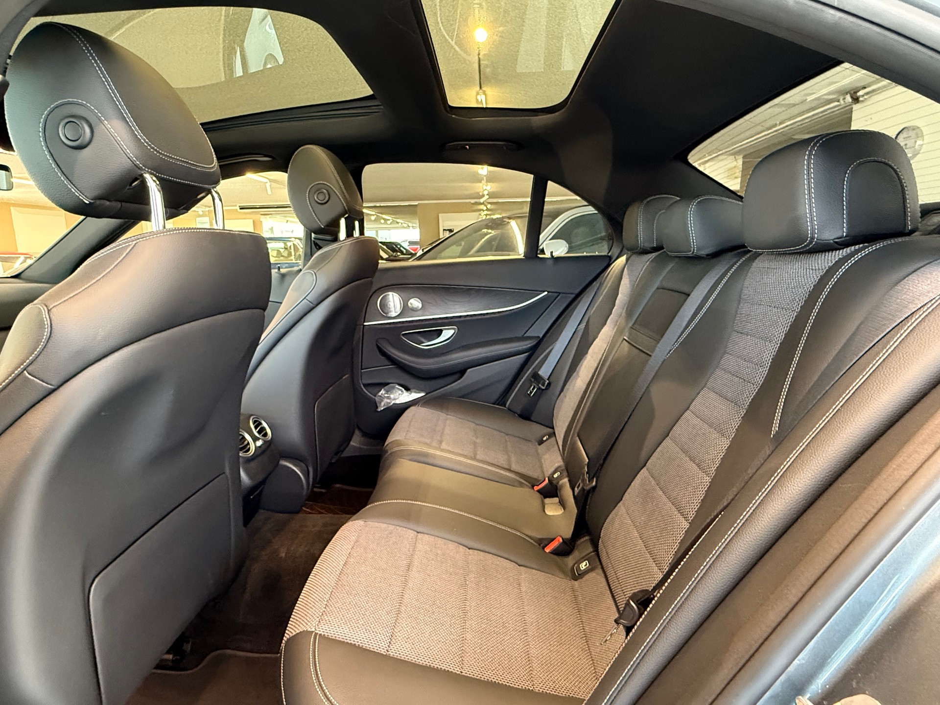 MERCEDES-BENZ E 220 d Avantgrde 4Matic 9G-Tronic-image-16