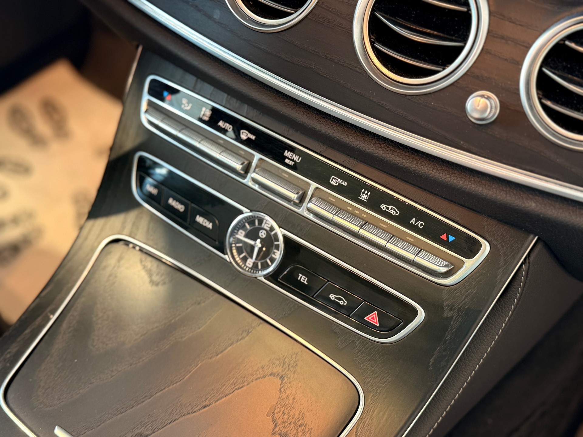 MERCEDES-BENZ E 220 d Avantgrde 4Matic 9G-Tronic-image-20