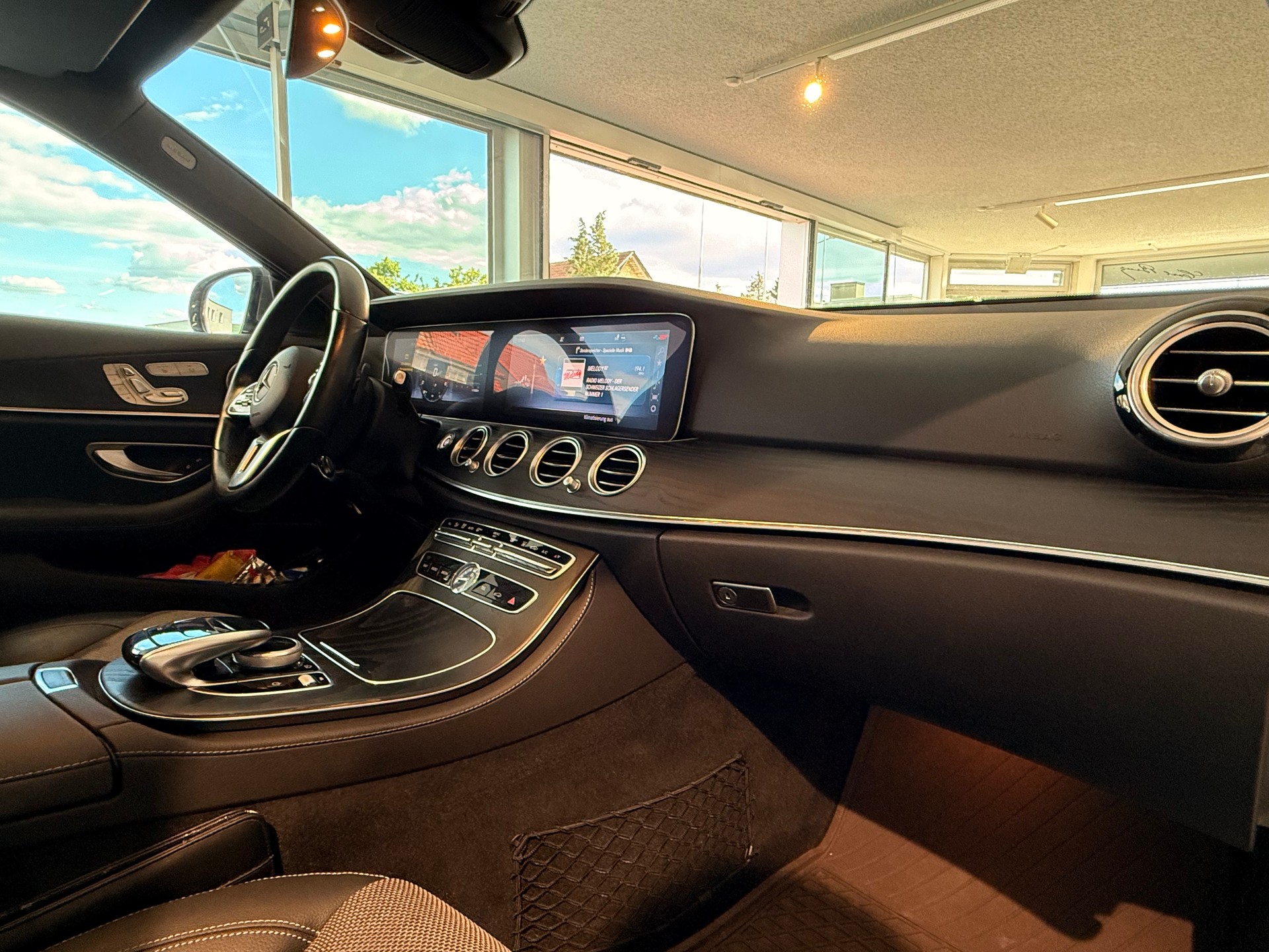 MERCEDES-BENZ E 220 d Avantgrde 4Matic 9G-Tronic-image-17