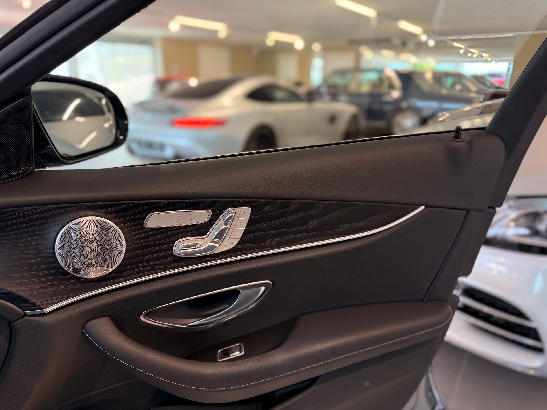 MERCEDES-BENZ E 220 d Avantgrde 4Matic 9G-Tronic-image-21