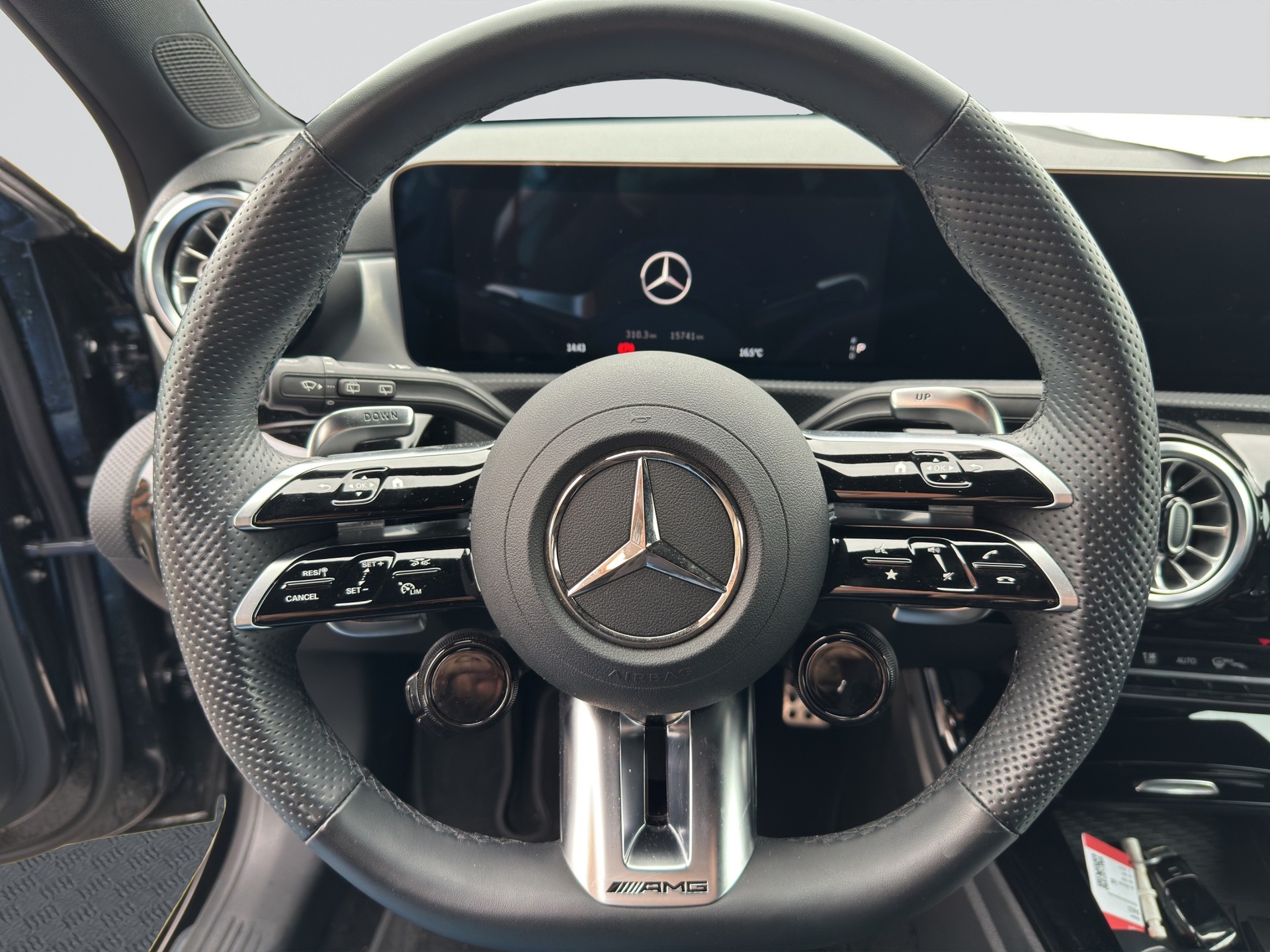 MERCEDES-BENZ A AMG 35 4Matic 8G-DCT Night-image-8