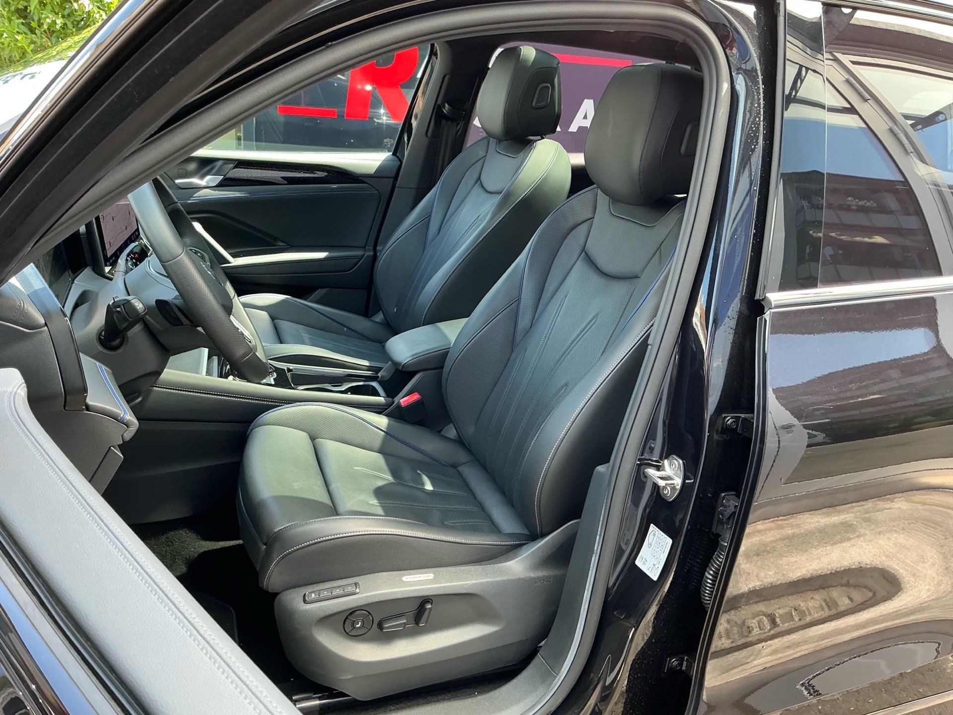 VW Tiguan 2.0 TSI 265 PS 4Motion R-Line *** PANORAMADACH & KLIMATISIERTE LEDERSITZE ***-image-7