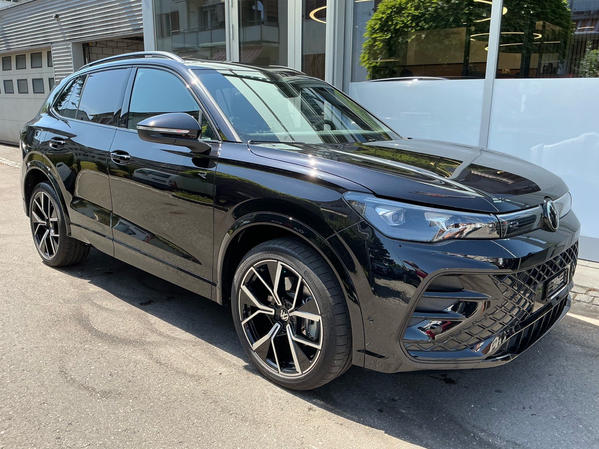 VW Tiguan 2.0 TSI 265 PS 4Motion R-Line *** PANORAMADACH & KLIMATISIERTE LEDERSITZE ***-showroom-element-2