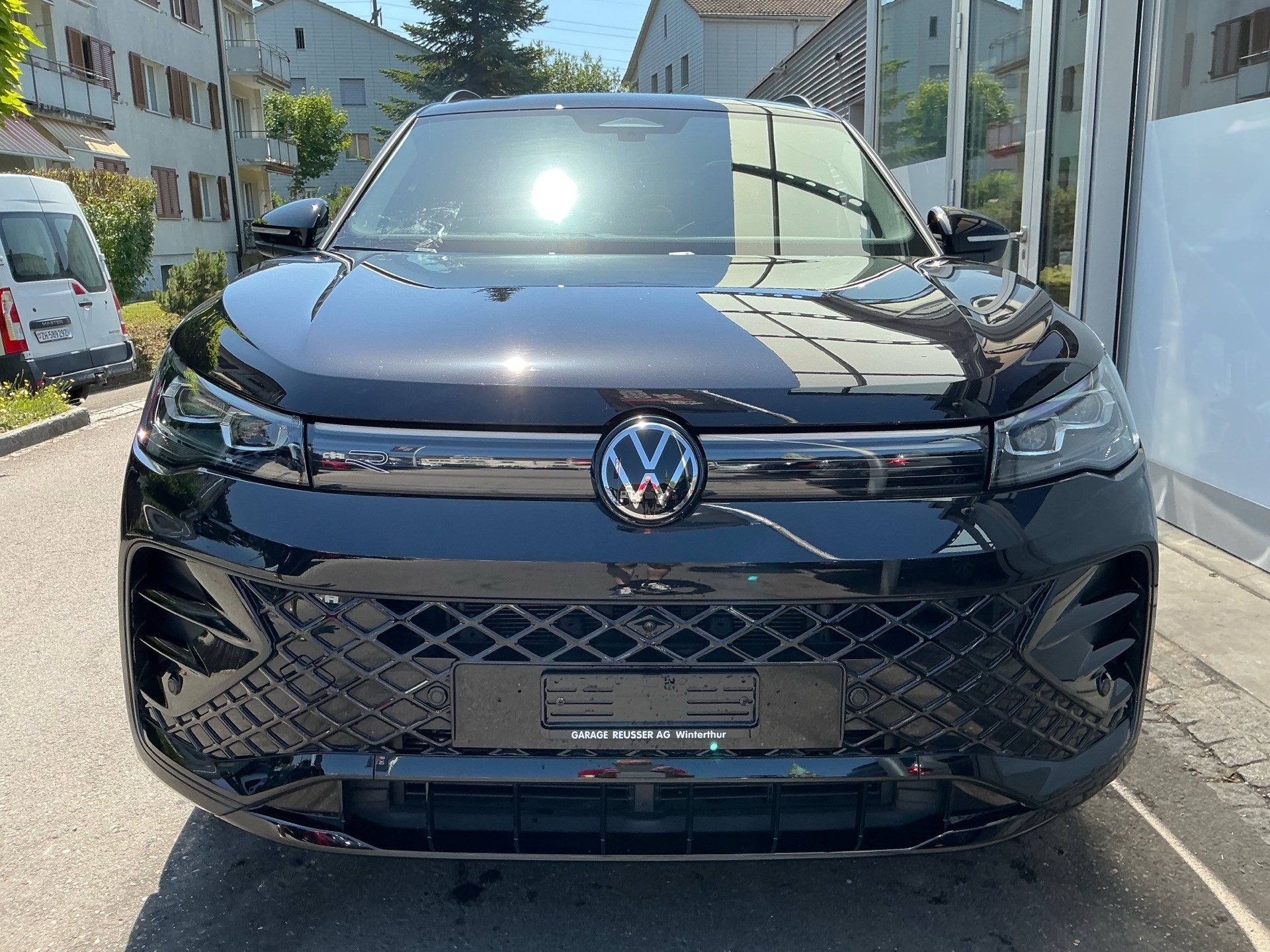 VW Tiguan 2.0 TSI 265 PS 4Motion R-Line *** PANORAMADACH & KLIMATISIERTE LEDERSITZE ***-showroom-element-1