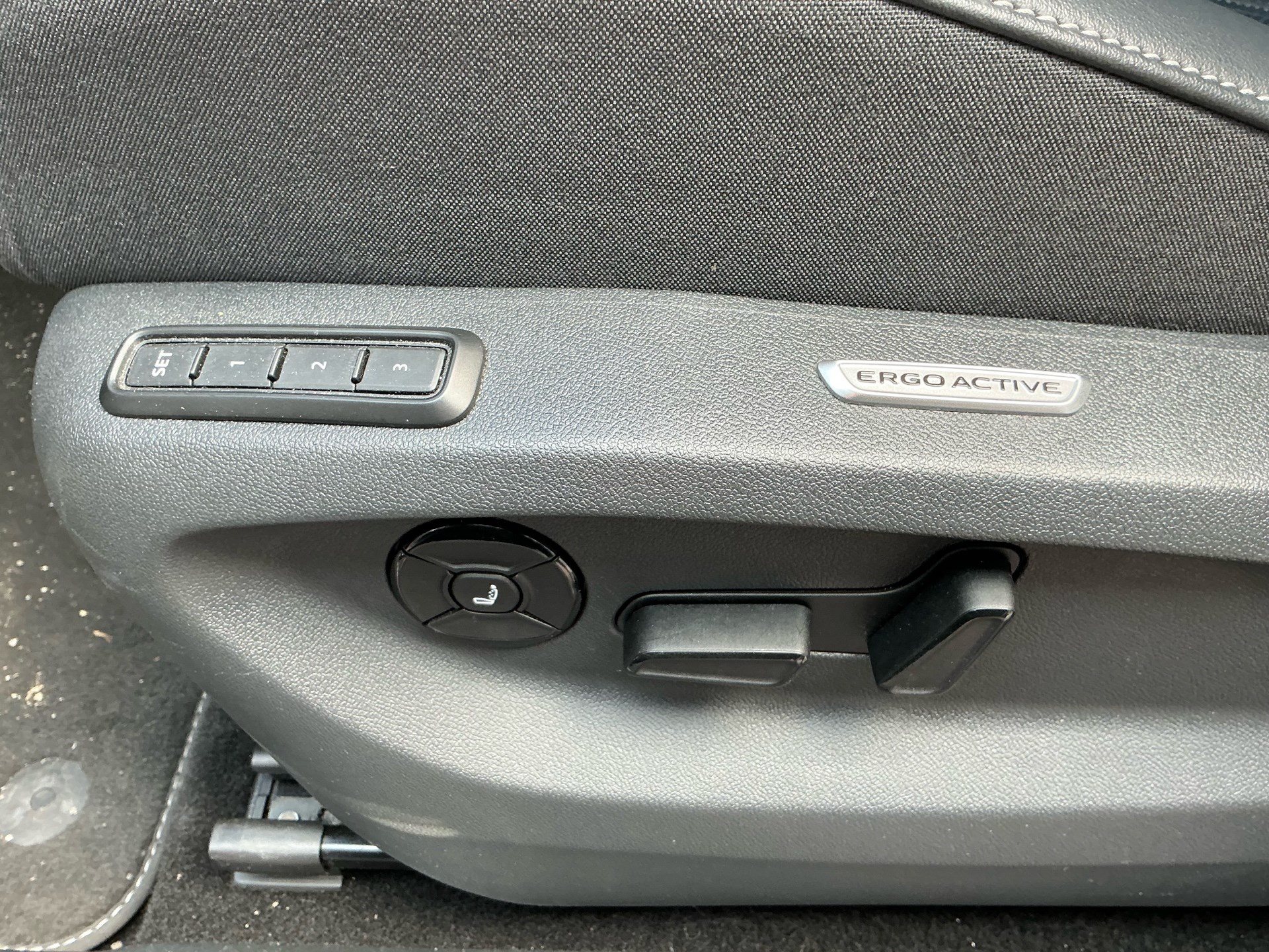 VW Tiguan 2.0 TSI 265 PS 4Motion R-Line *** PANORAMADACH & KLIMATISIERTE LEDERSITZE ***-image-28