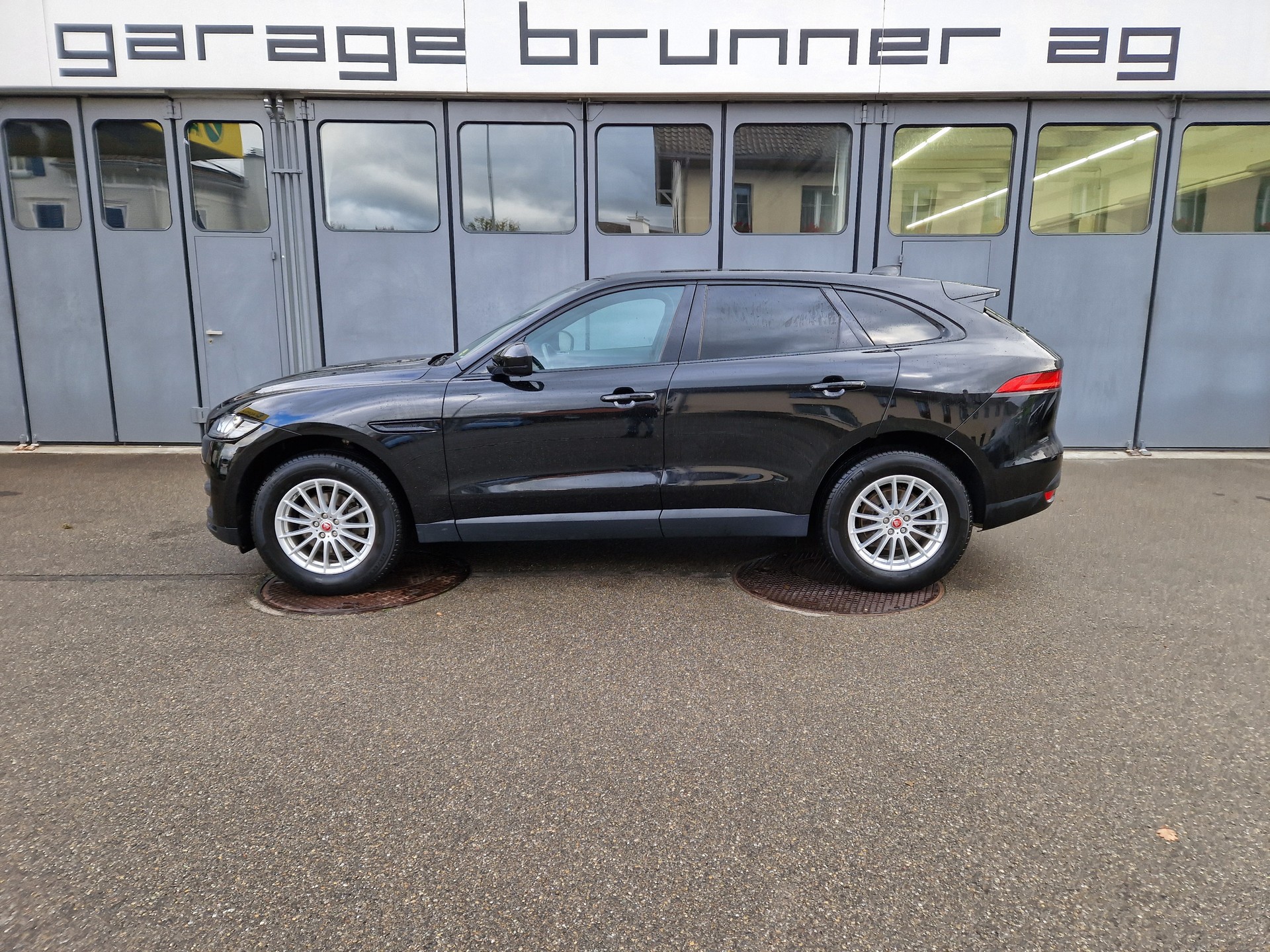 JAGUAR F-Pace E-Perf. 2.0d Prestige-image-0