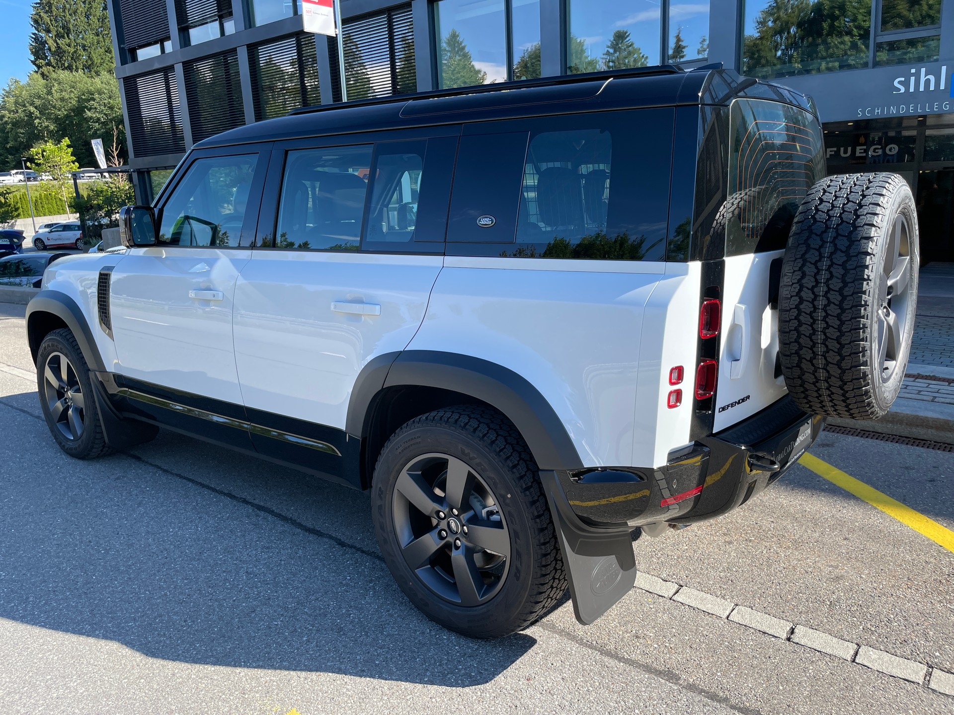 LAND ROVER Defender 110 P400 I6 X-Dynamic SE 3.0 AT8-image-13