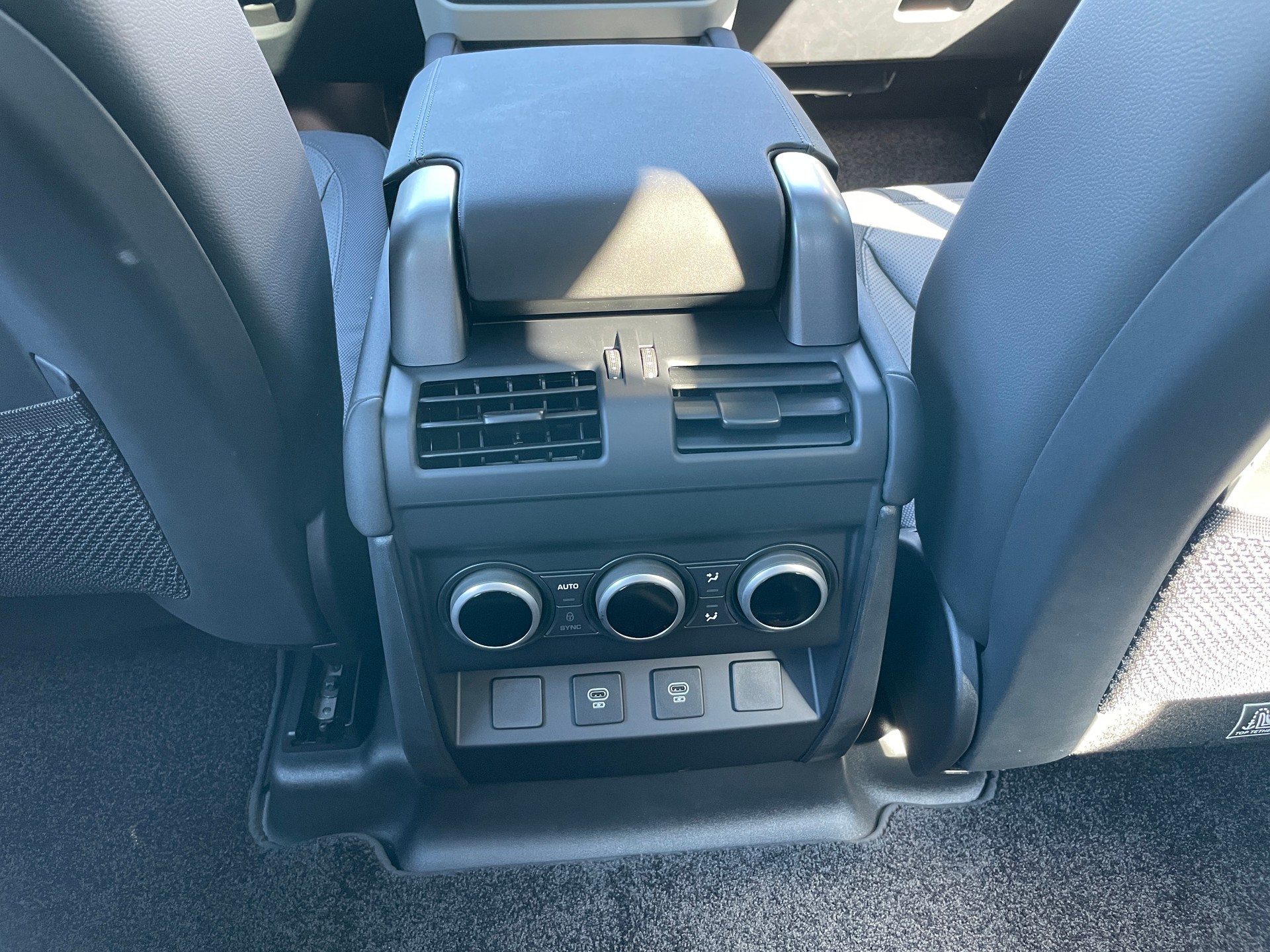 LAND ROVER Defender 110 P400 I6 X-Dynamic SE 3.0 AT8-image-21