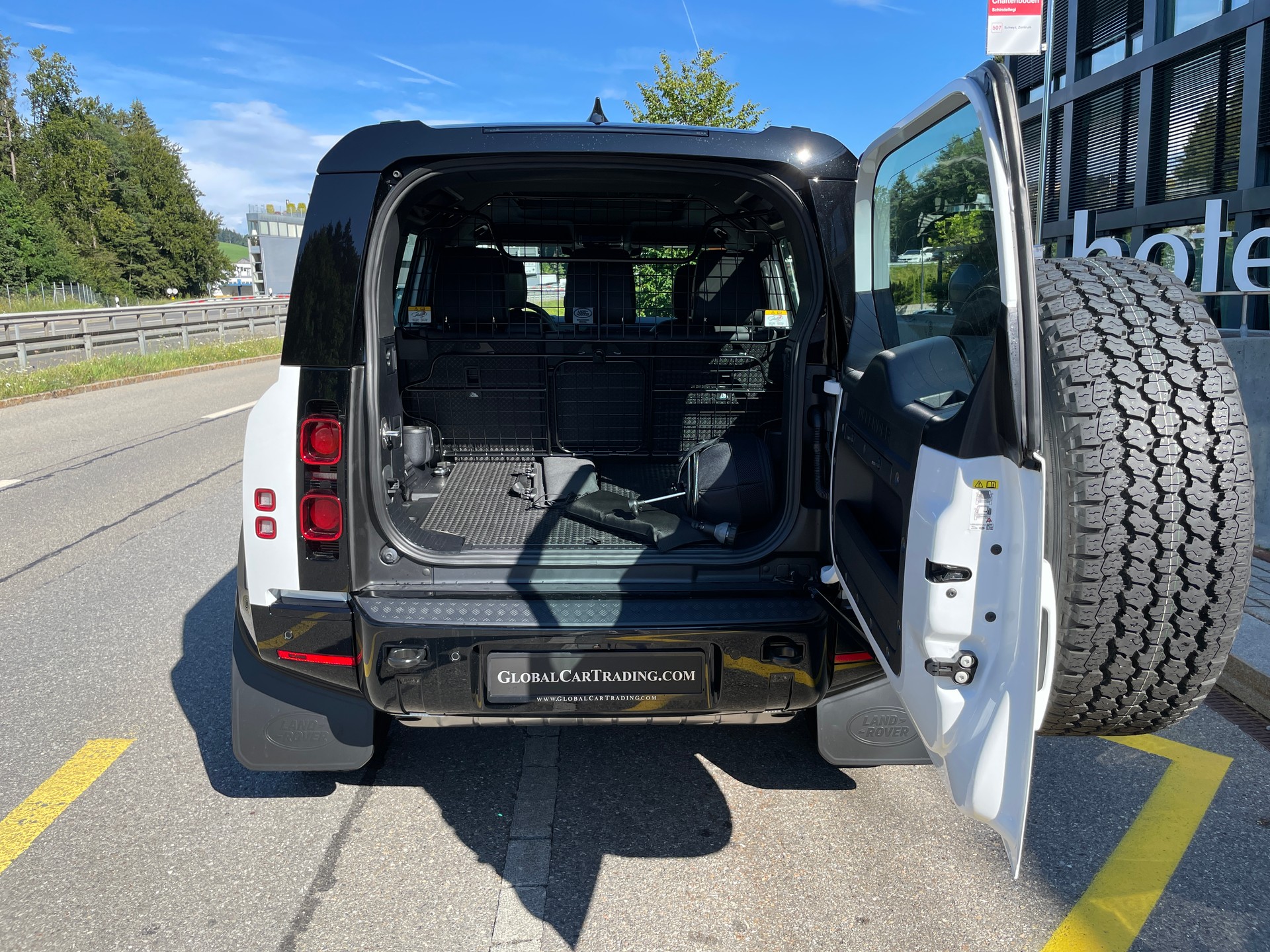 LAND ROVER Defender 110 P400 I6 X-Dynamic SE 3.0 AT8-image-9