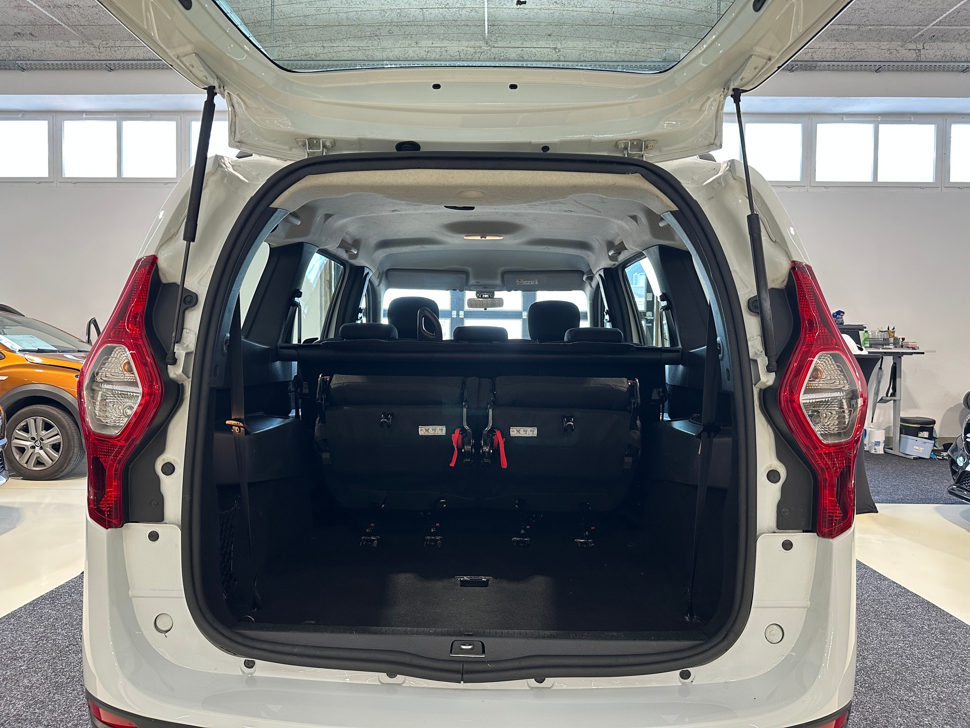 DACIA Lodgy 1.6 Essential 7PL-image-8