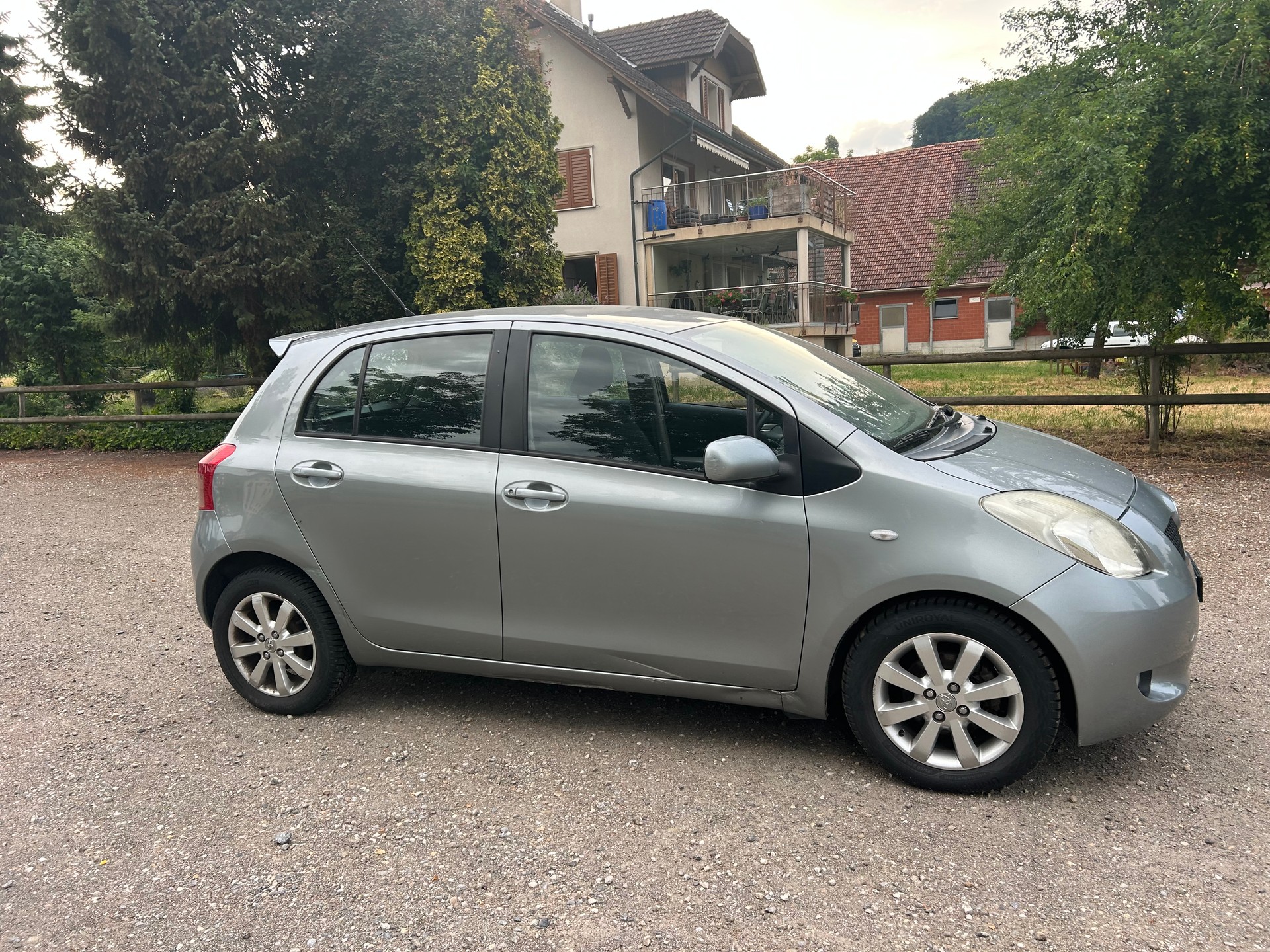 TOYOTA Yaris 1.3 Linea Sol-image-3
