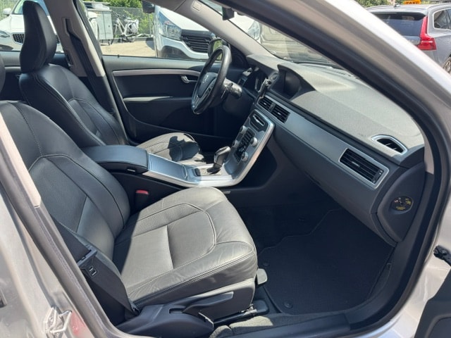 VOLVO V70 2.4 D4 AWD Dynamic Edition-image-13