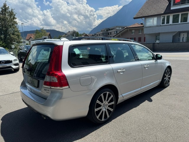 VOLVO V70 2.4 D4 AWD Dynamic Edition-image-3