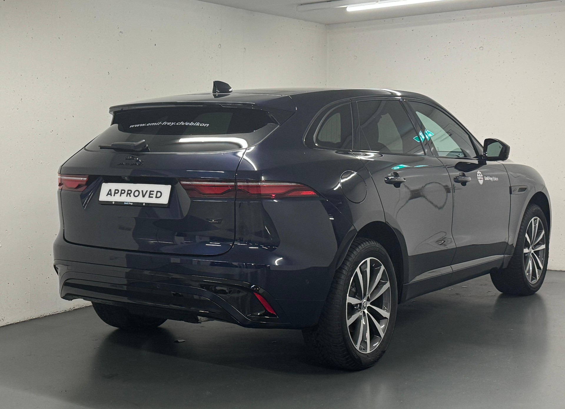 JAGUAR F-Pace 2.0 P400e R-Dynamic HSE 90th Anniversary Ed. AWD-image-9