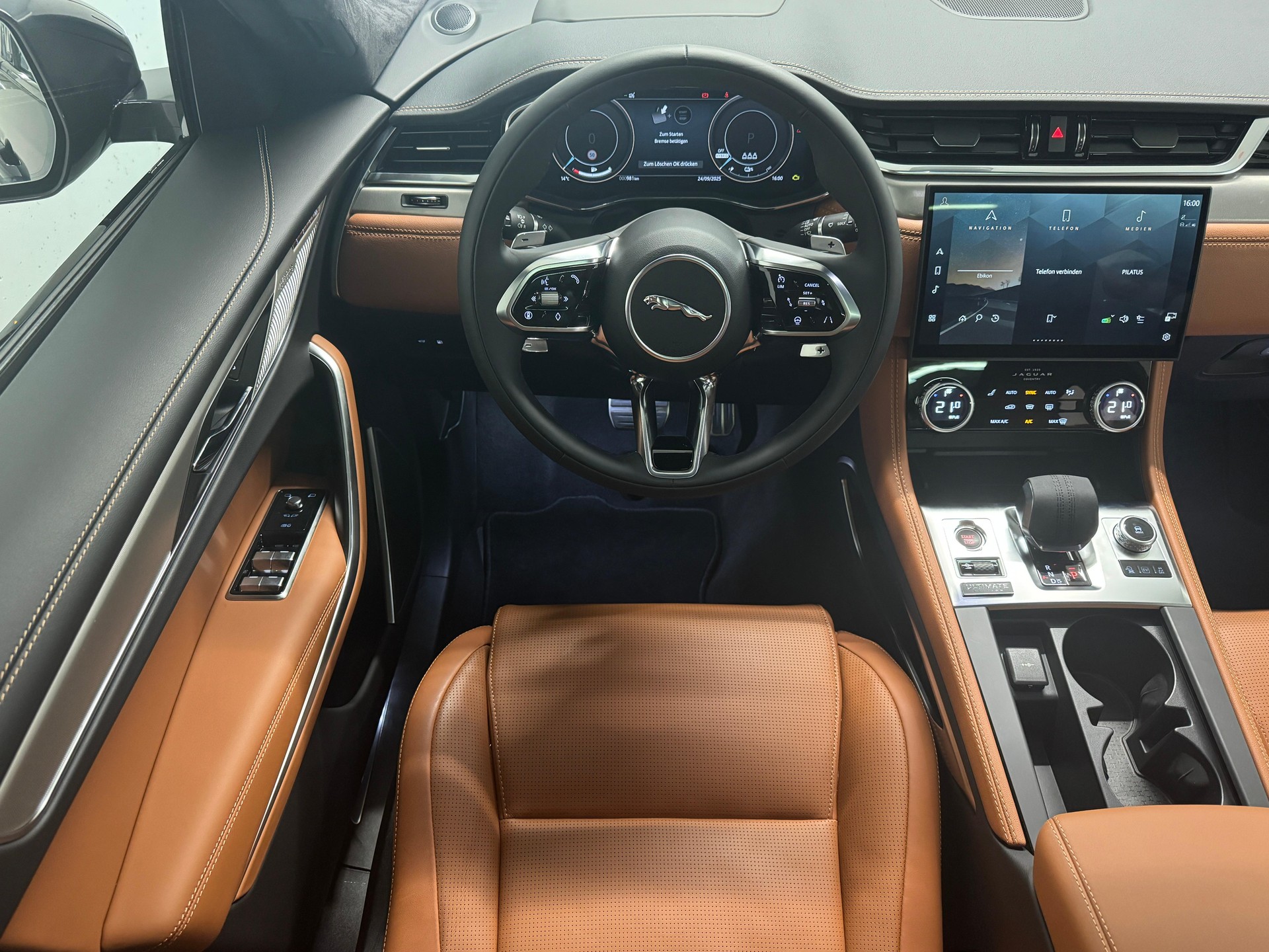 JAGUAR F-Pace 2.0 P400e R-Dynamic HSE 90th Anniversary Ed. AWD-image-2