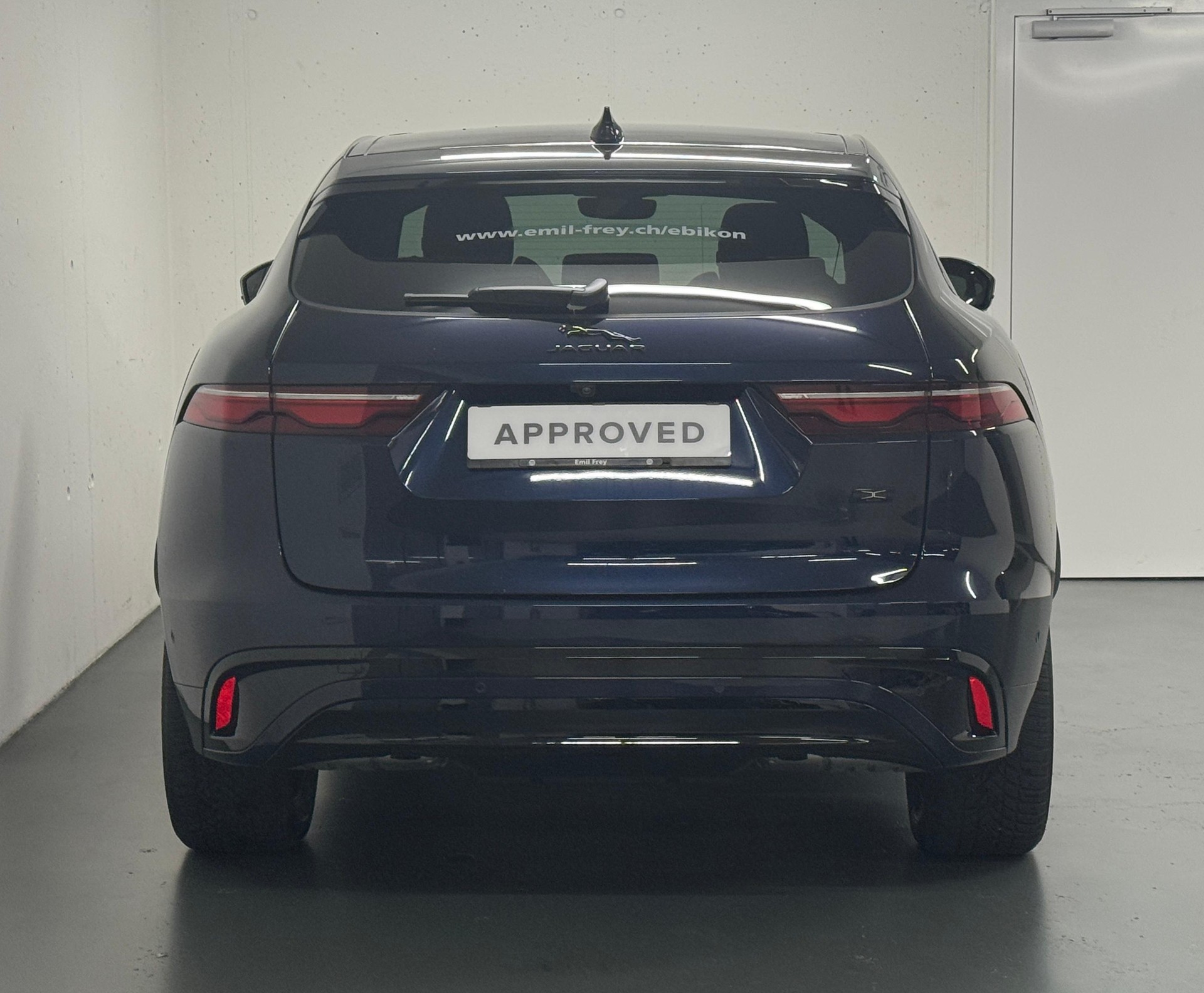 JAGUAR F-Pace 2.0 P400e R-Dynamic HSE 90th Anniversary Ed. AWD-image-11