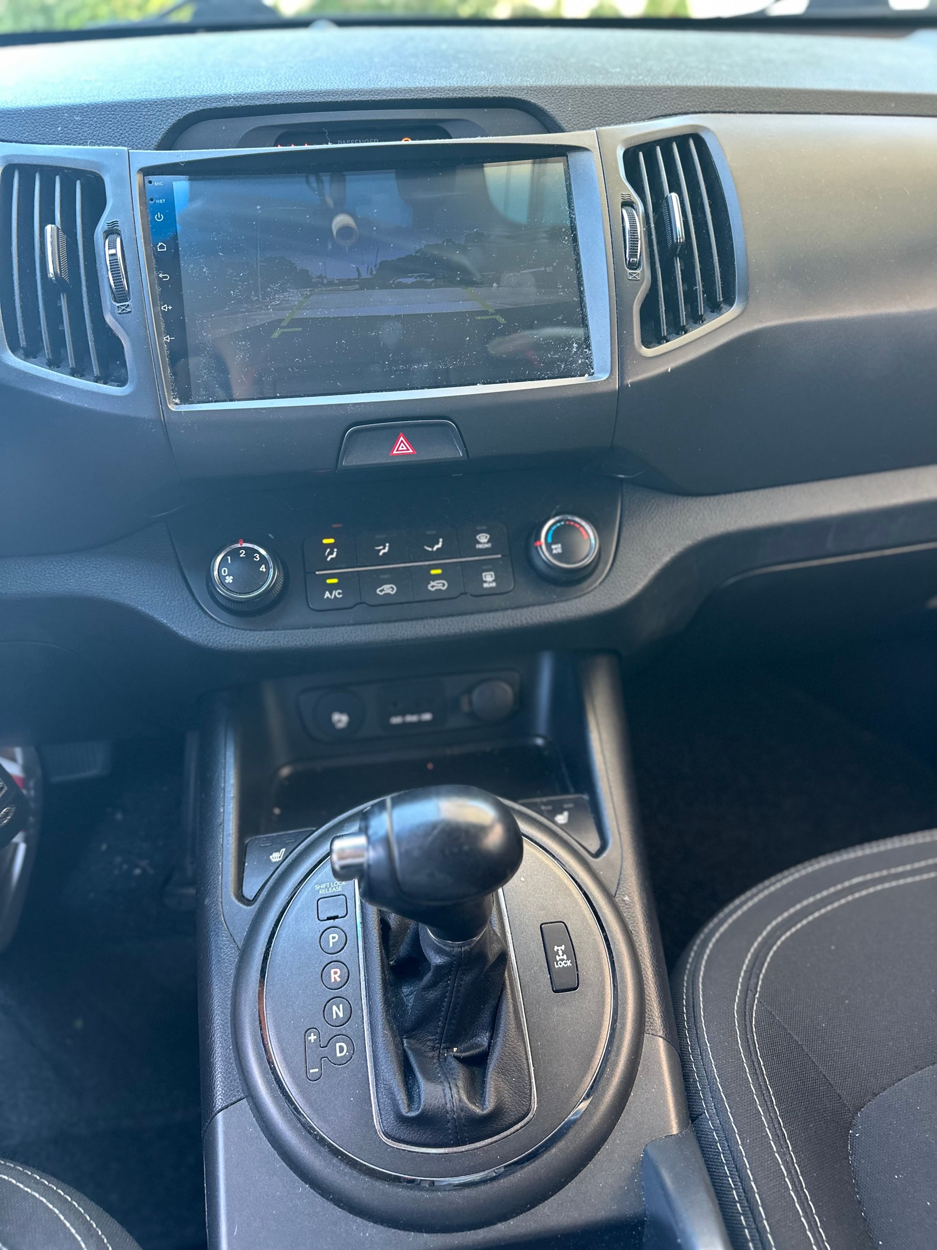 KIA Sportage 2.0 CRDi Style 4WD Automatic-image-9