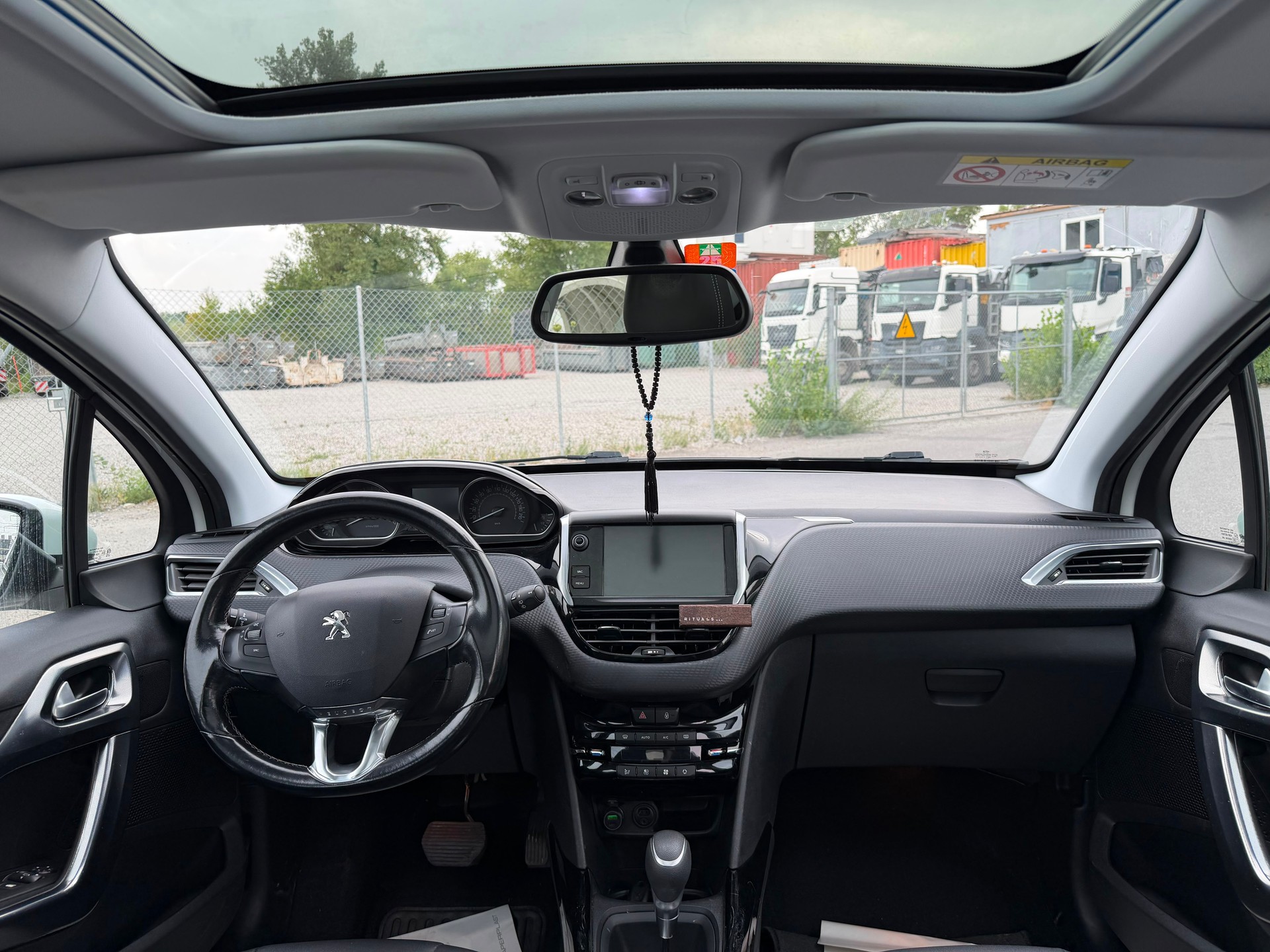 PEUGEOT 2008 1.2 PureTech Allure EAT6-image-9
