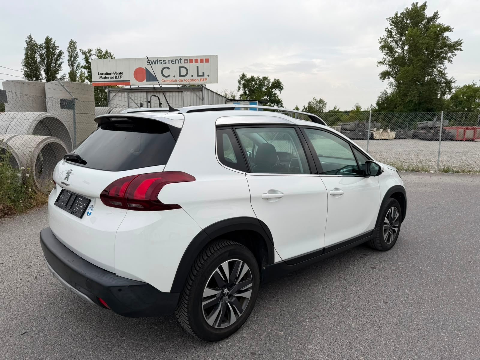 PEUGEOT 2008 1.2 PureTech Allure EAT6-image-4