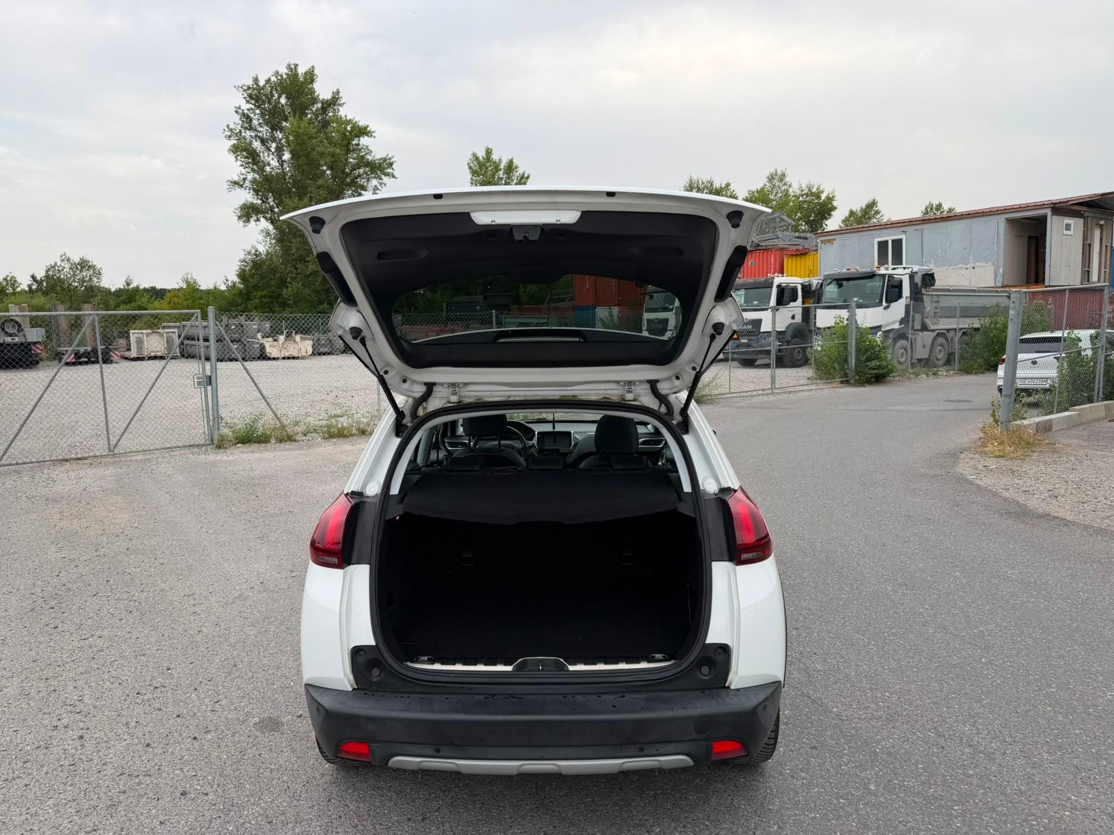 PEUGEOT 2008 1.2 PureTech Allure EAT6-image-8