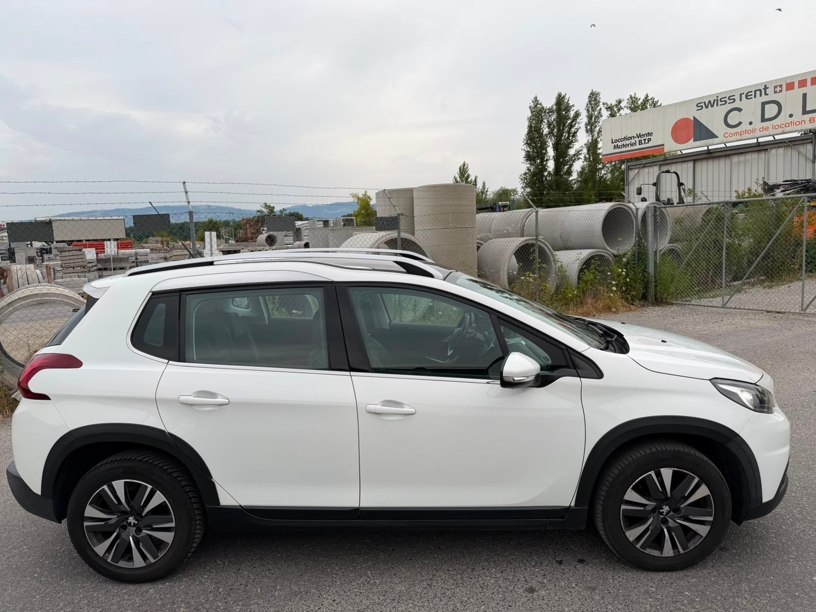 PEUGEOT 2008 1.2 PureTech Allure EAT6-image-6