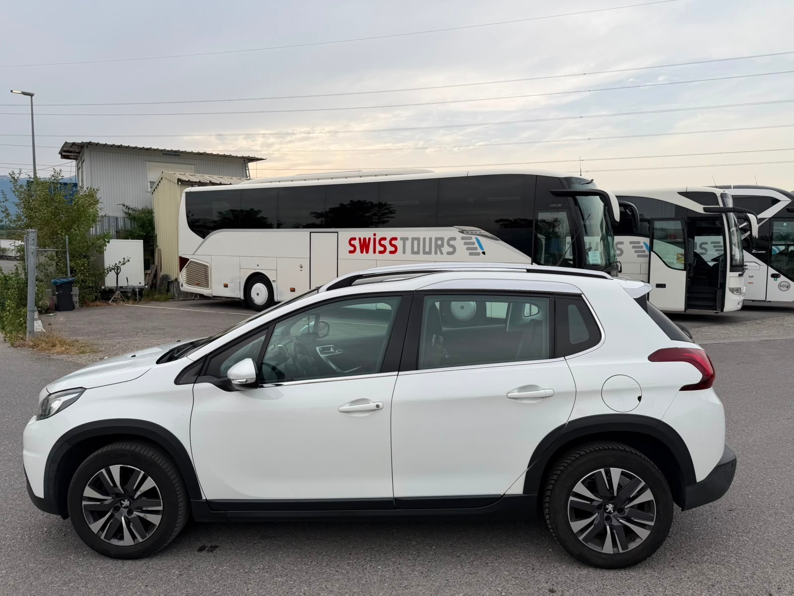 PEUGEOT 2008 1.2 PureTech Allure EAT6-image-5