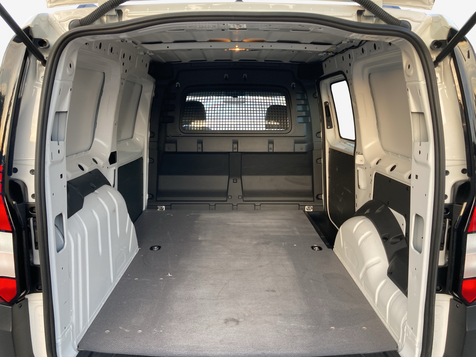 VW Caddy Cargo 2.0TDI Maxi 4Motion-image-12
