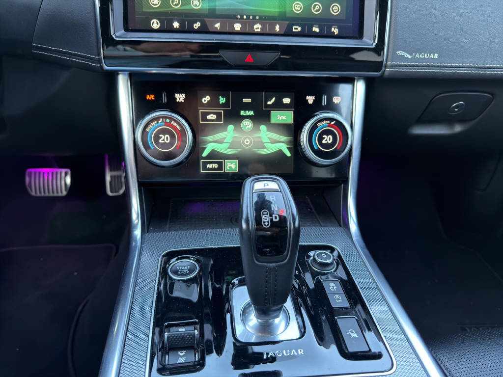 JAGUAR XE 2.0 D 180 R-Dynamic S AWD-image-14