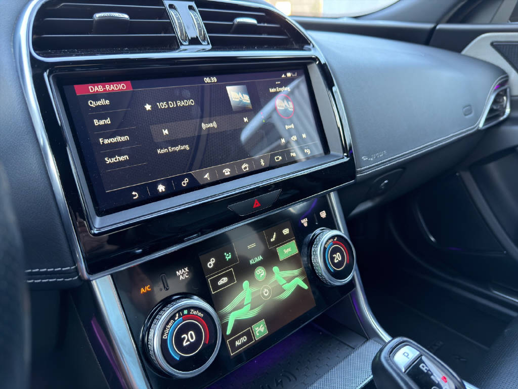 JAGUAR XE 2.0 D 180 R-Dynamic S AWD-image-16