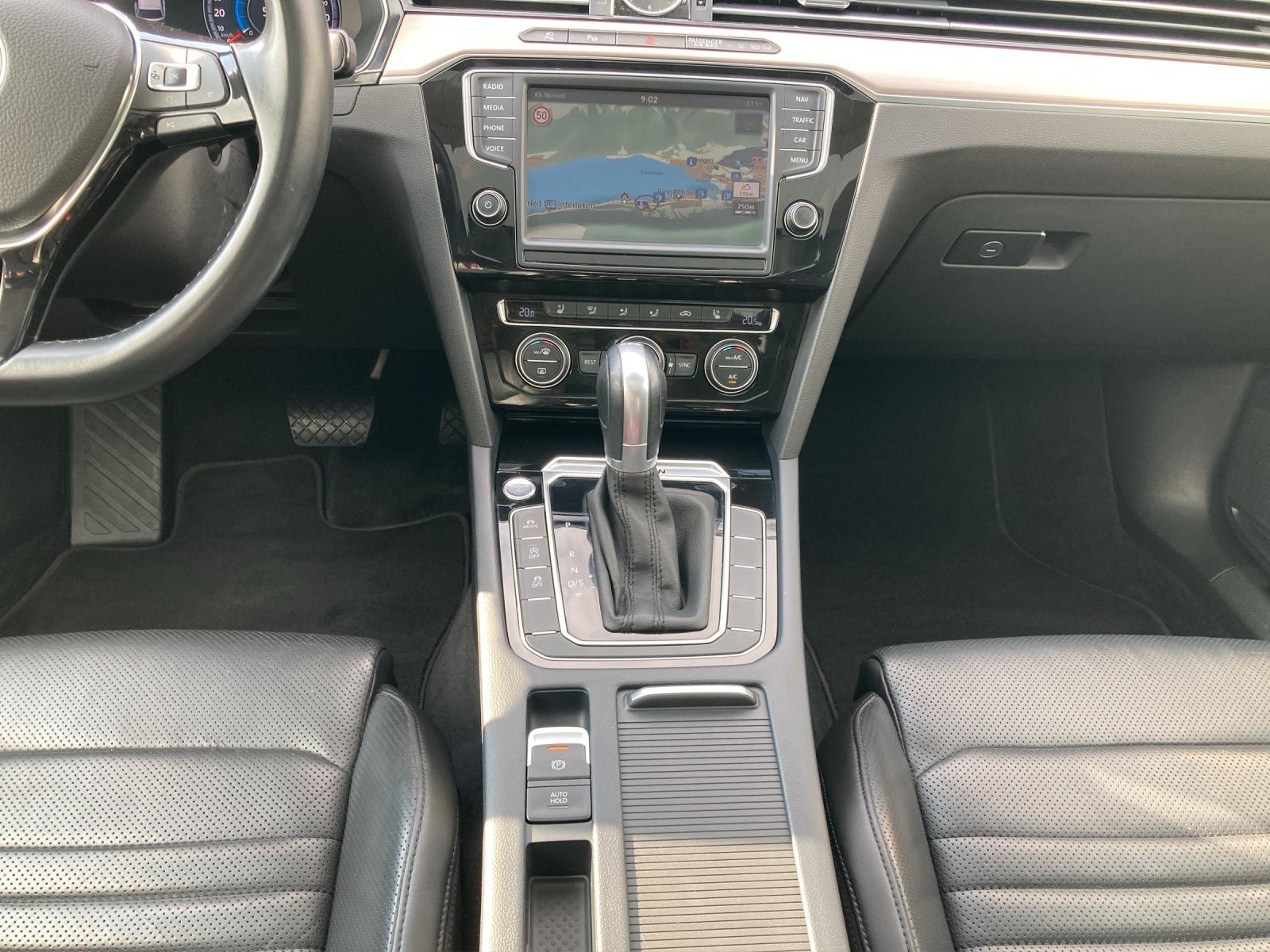 VW Passat Variant 2.0 TDI 240 SCR Highl. DSG 4m-image-14