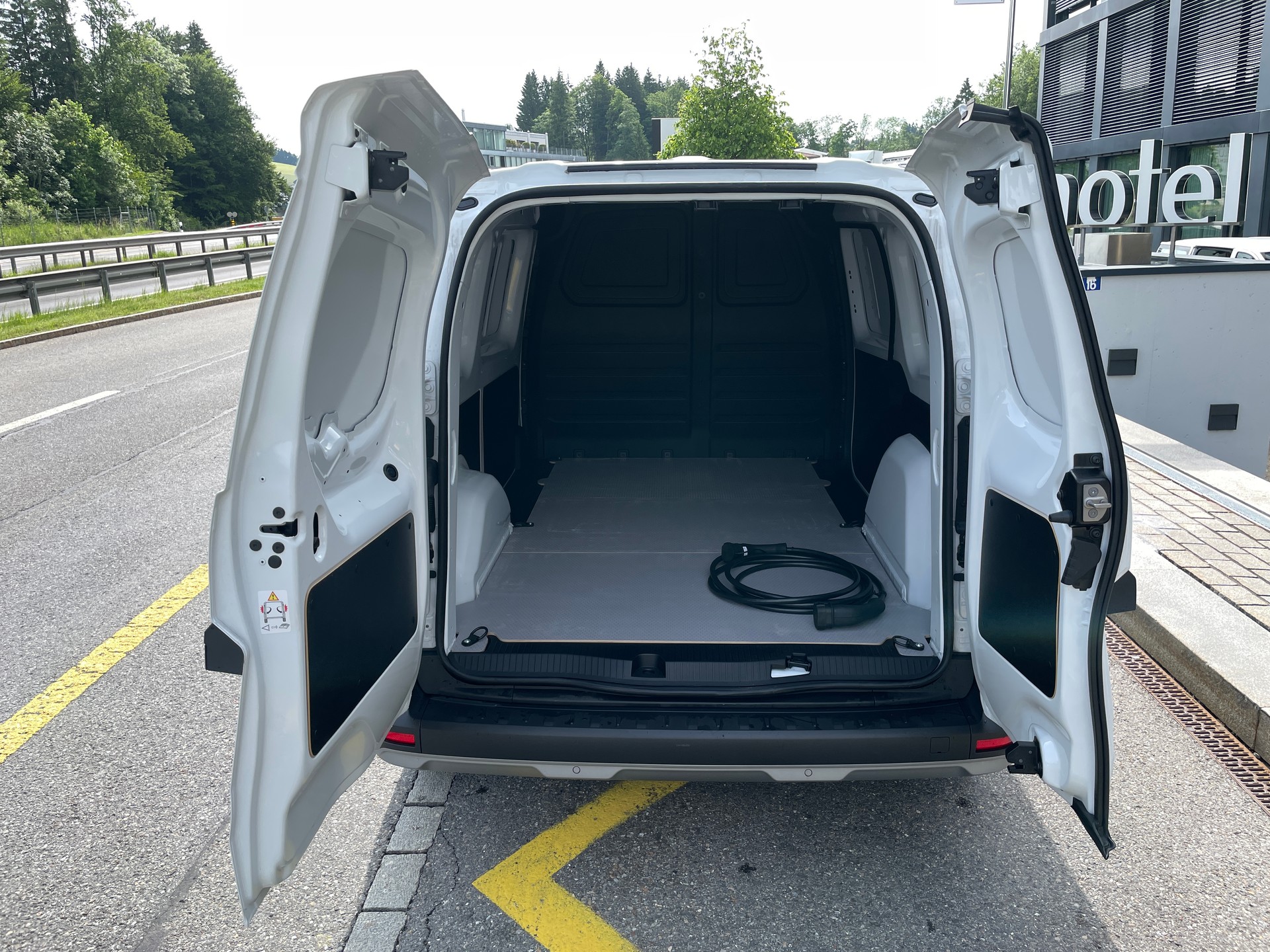 NISSAN Townstar EV45 kWh 22kW L2 Acenta mit Holzboden-image-8