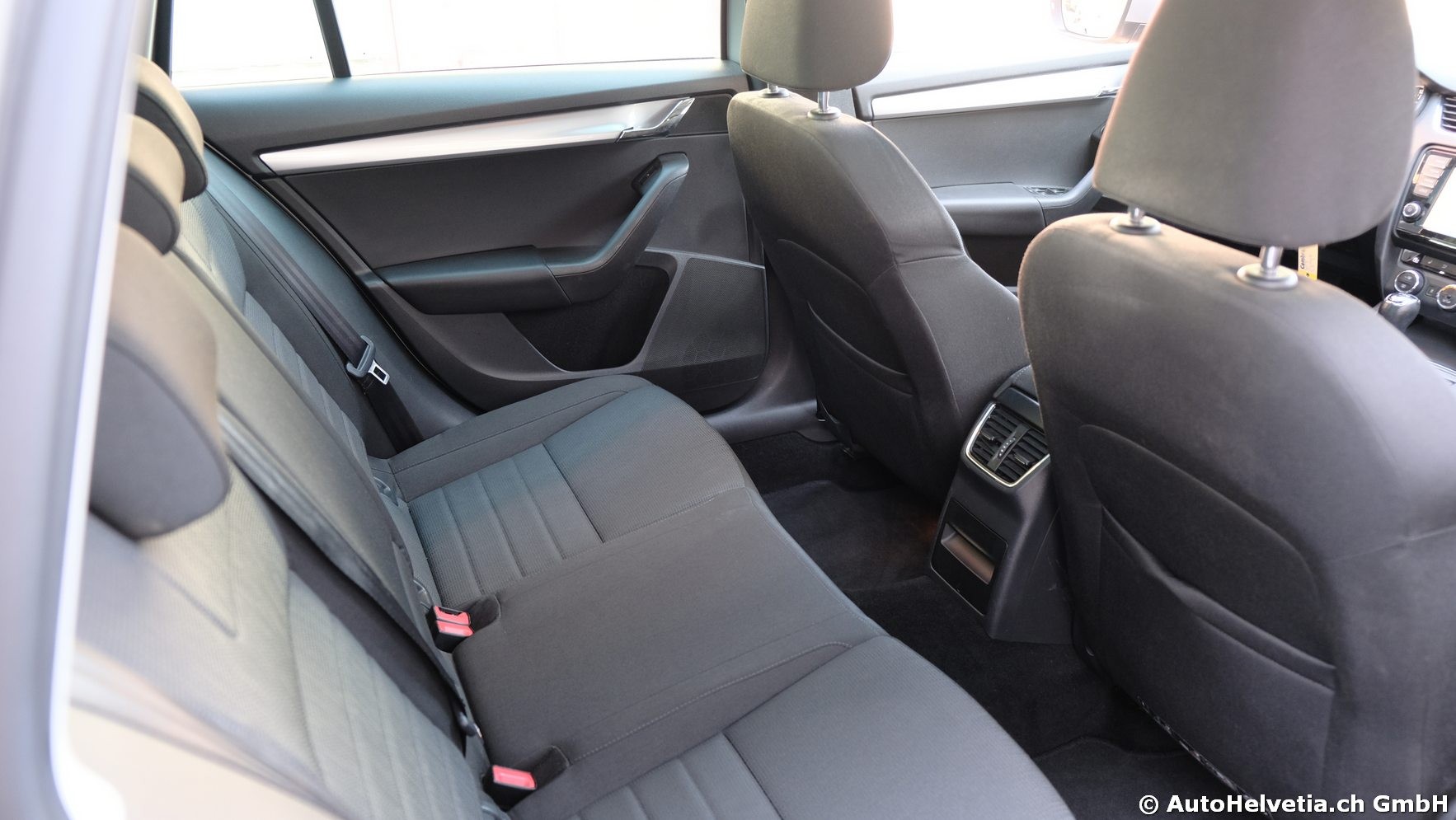 SKODA Octavia Combi 1.8 TSI Elegance 4x4 DSG-image-15