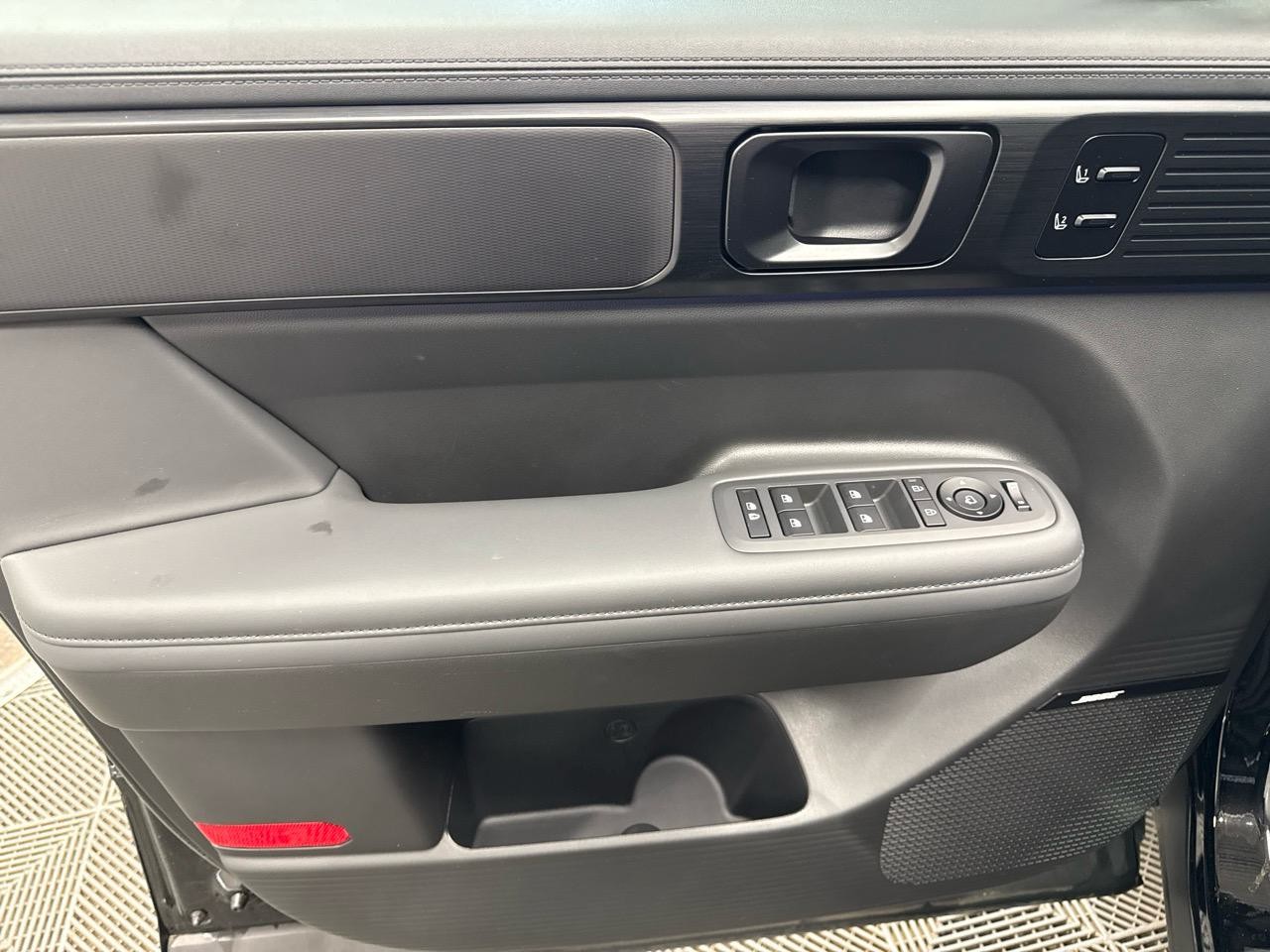 HYUNDAI Santa Fe 1.6 T-GDi PHEV Calligraphy 4WD Automatic-image-3