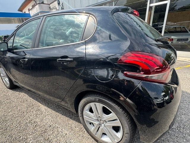 PEUGEOT 208 1.2 PureTech Style-image-3