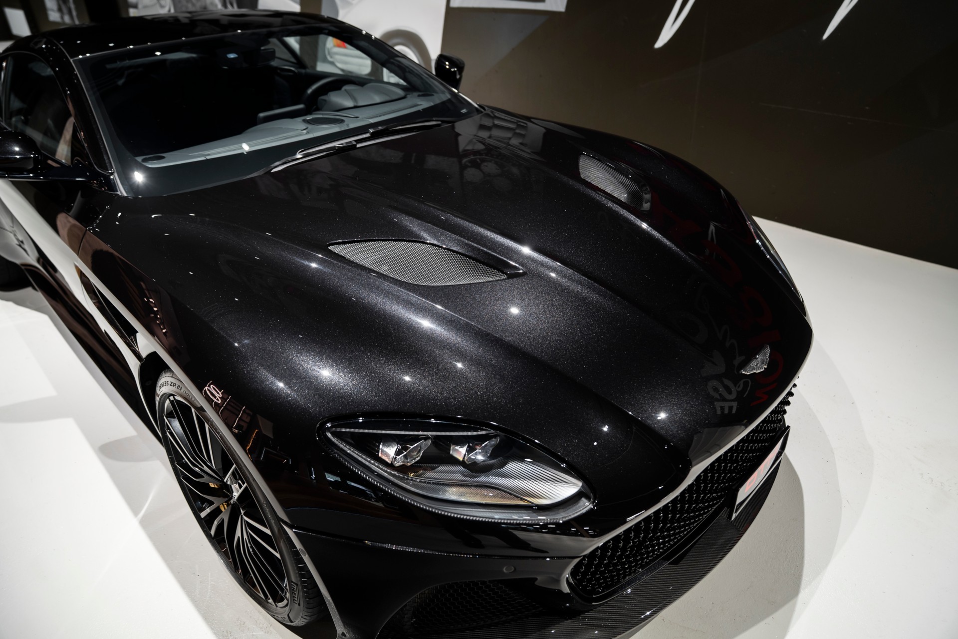 ASTON MARTIN DBS Coupé Superleggera-image-6
