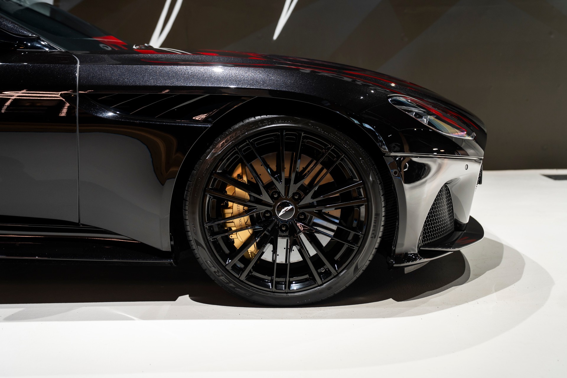 ASTON MARTIN DBS Coupé Superleggera-image-5