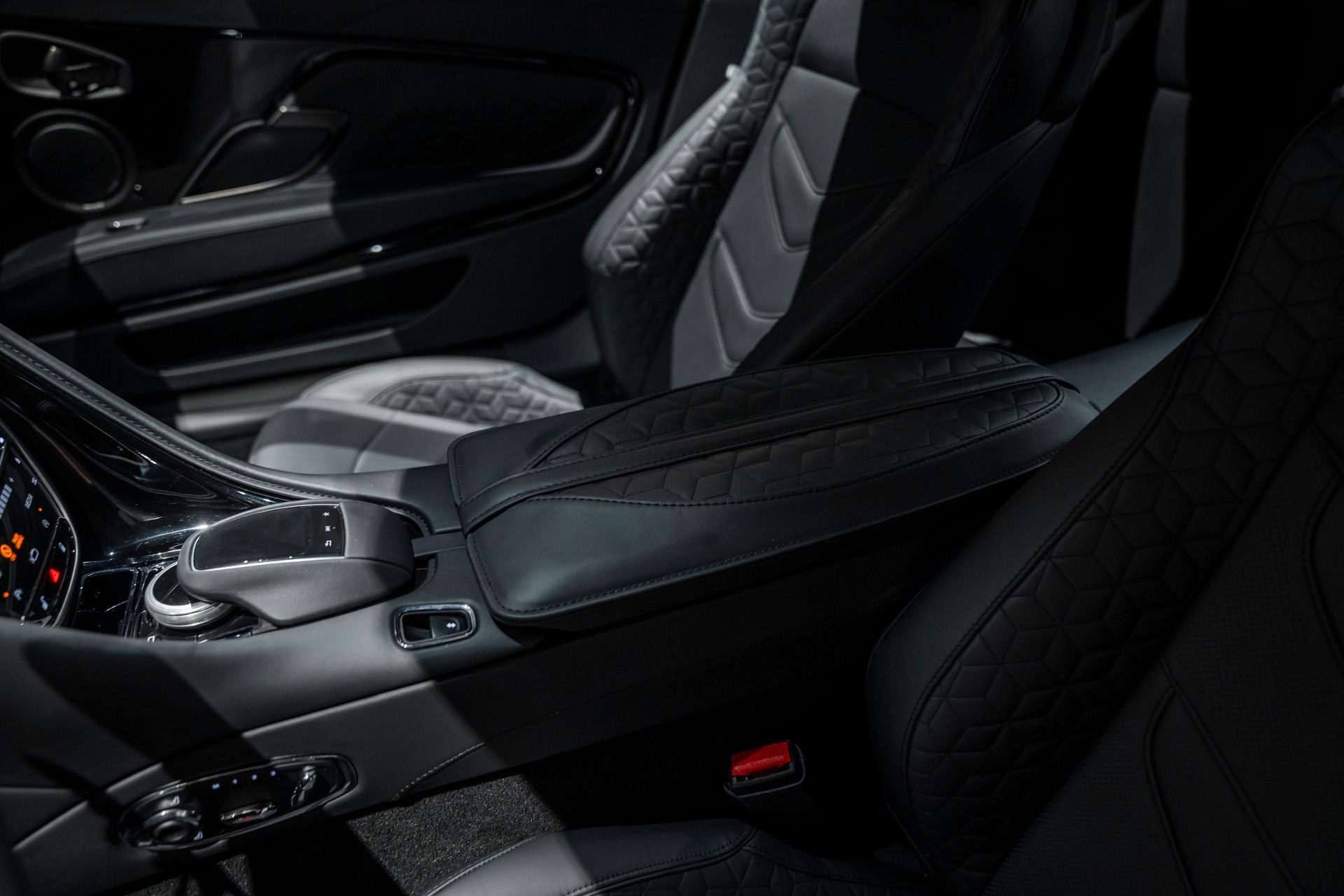 ASTON MARTIN DBS Coupé Superleggera-image-15