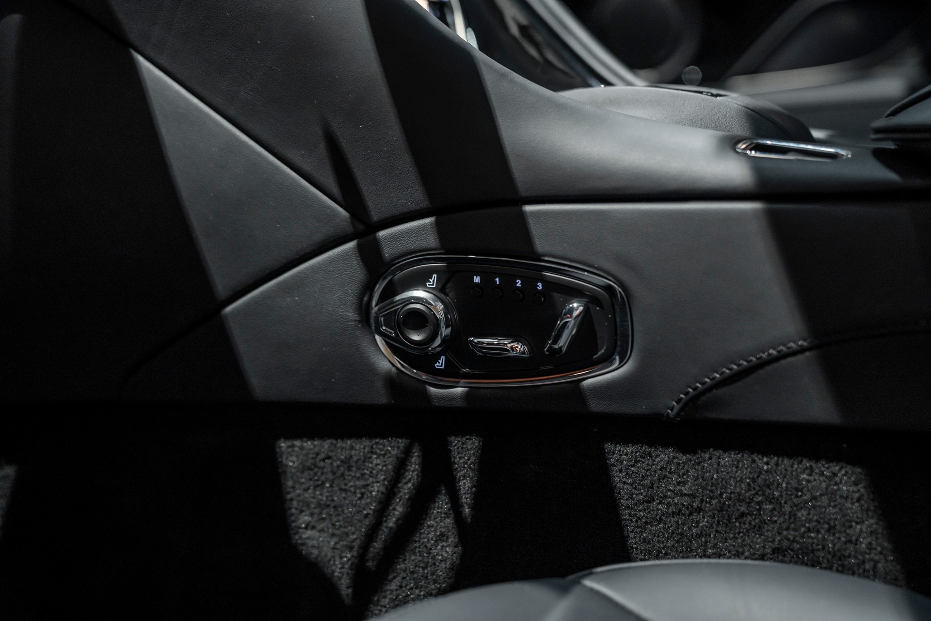 ASTON MARTIN DBS Coupé Superleggera-image-13