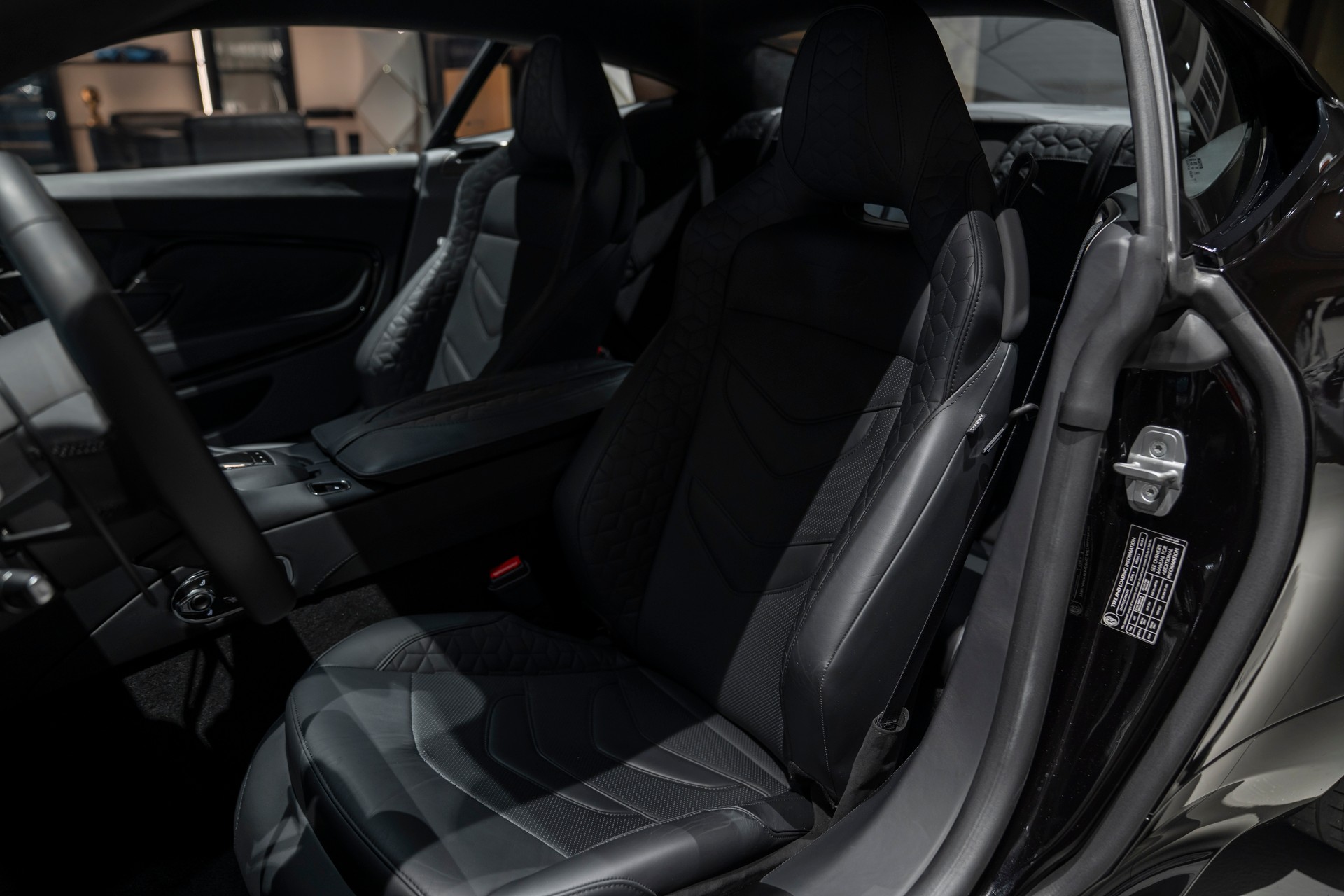 ASTON MARTIN DBS Coupé Superleggera-image-9